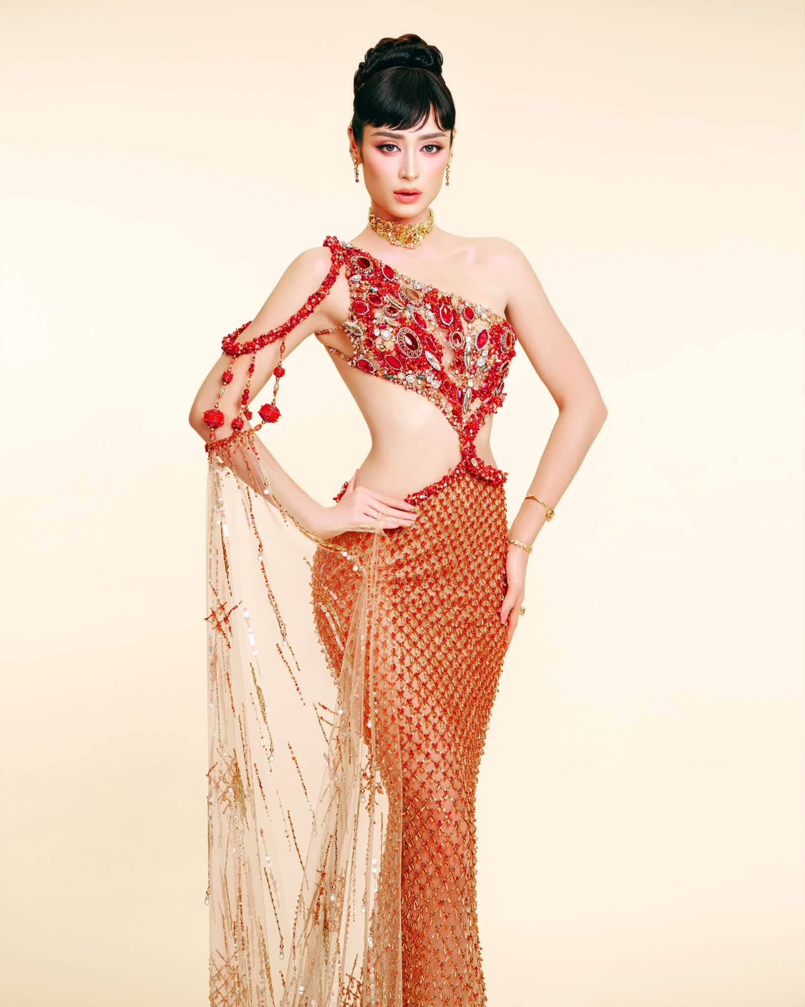 Emoura Phạm đổi đầm dạ hội, mang ‘Phượng hoàng lửa’ lên sân khấu Miss Grand International 2026 - Ảnh 2.
