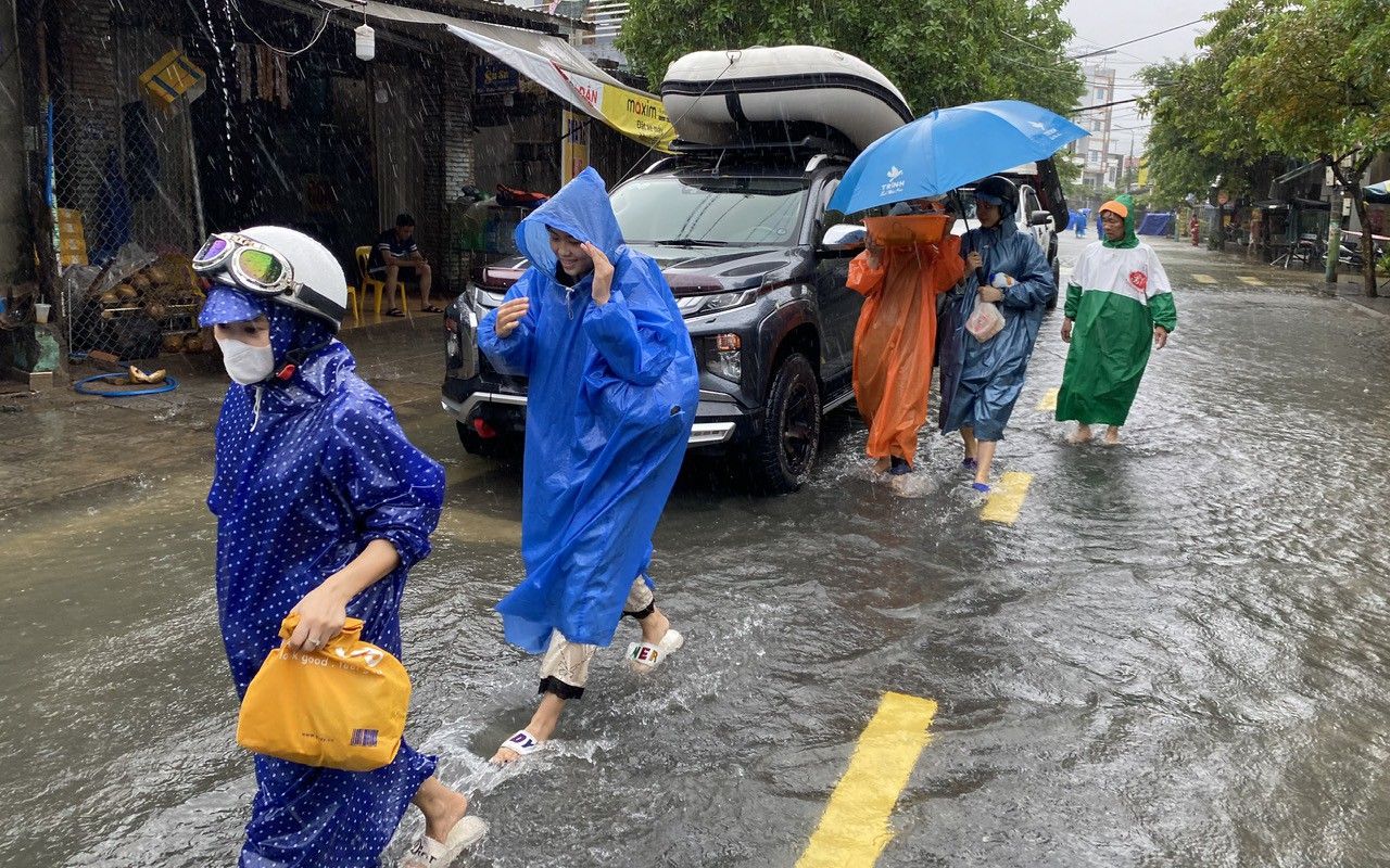 Heavy rains flood Da Nang streets, trigger landslides - Ảnh 4.