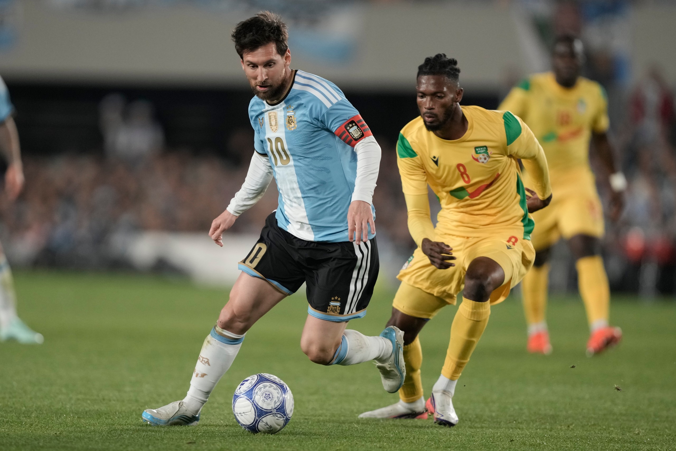 Benin (áo vàng) không thể cản nổi Messi ghi bàn và kiến tạo - Ảnh: AP