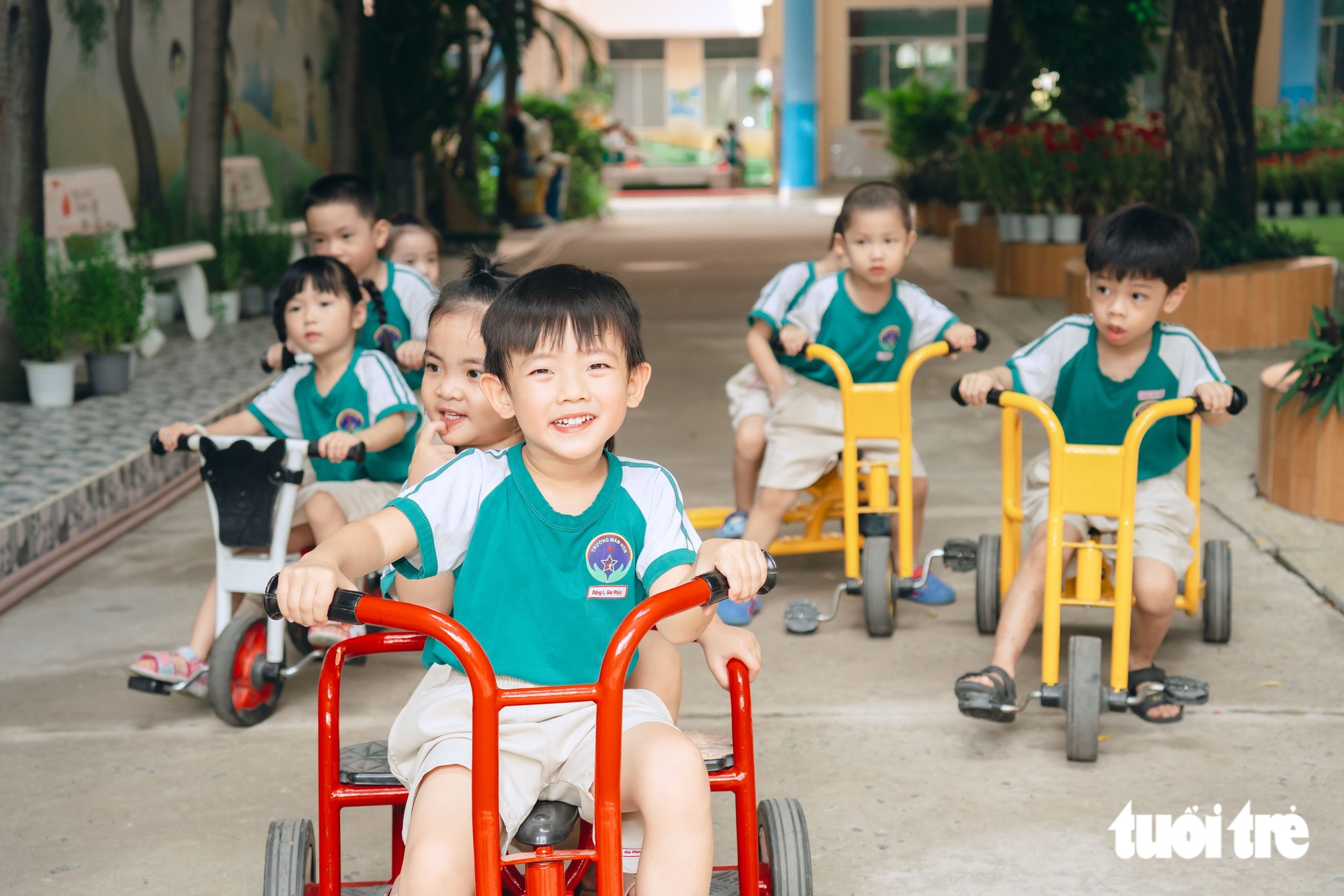 Trường mầm non trong hẻm TP.HCM như 'vườn cổ tích', trẻ đi học không muốn về - Ảnh 12.