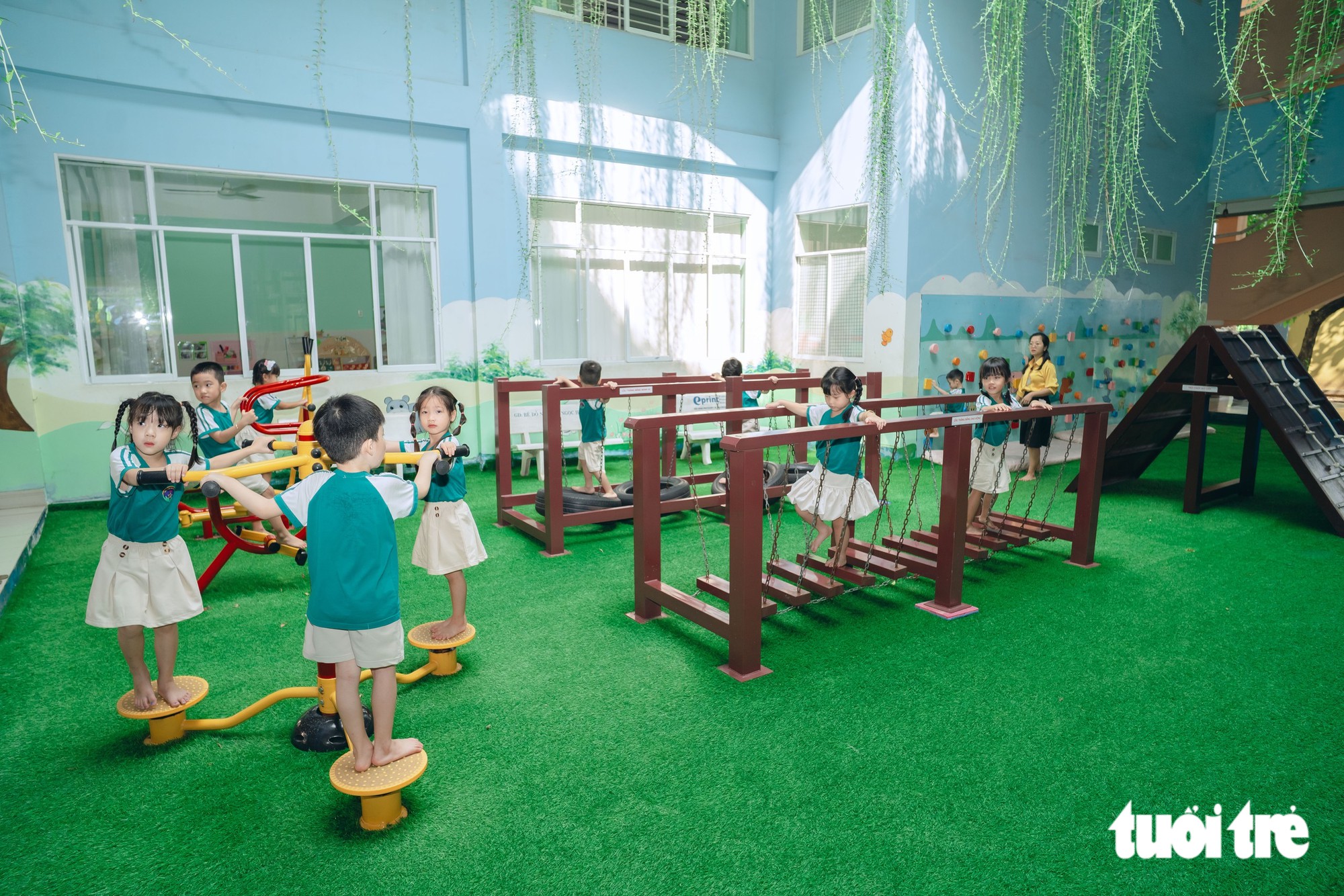 Trường mầm non trong hẻm TP.HCM như 'vườn cổ tích', trẻ đi học không muốn về - Ảnh 14.