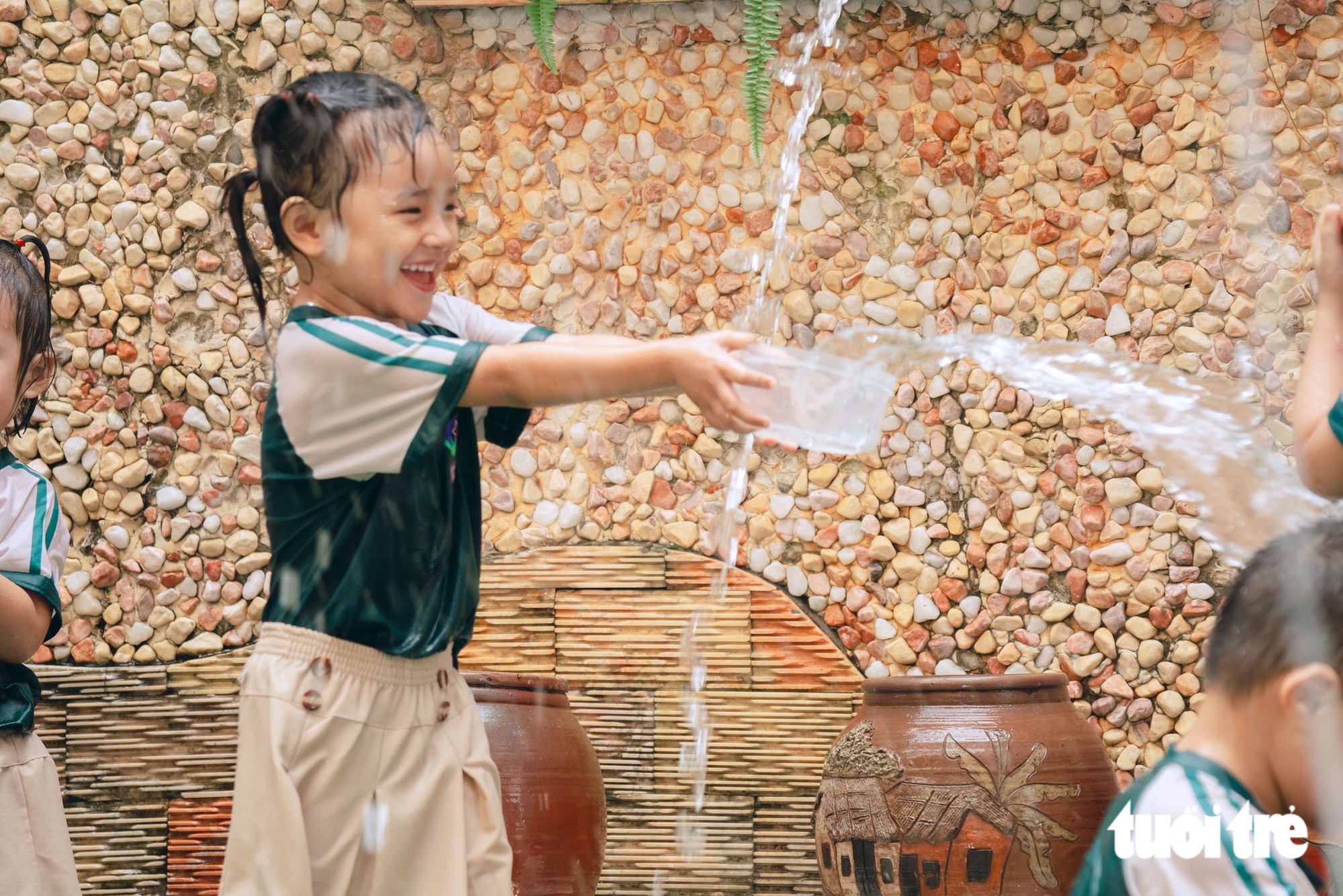 Trường mầm non trong hẻm TP.HCM như 'vườn cổ tích', trẻ đi học không muốn về - Ảnh 1.
