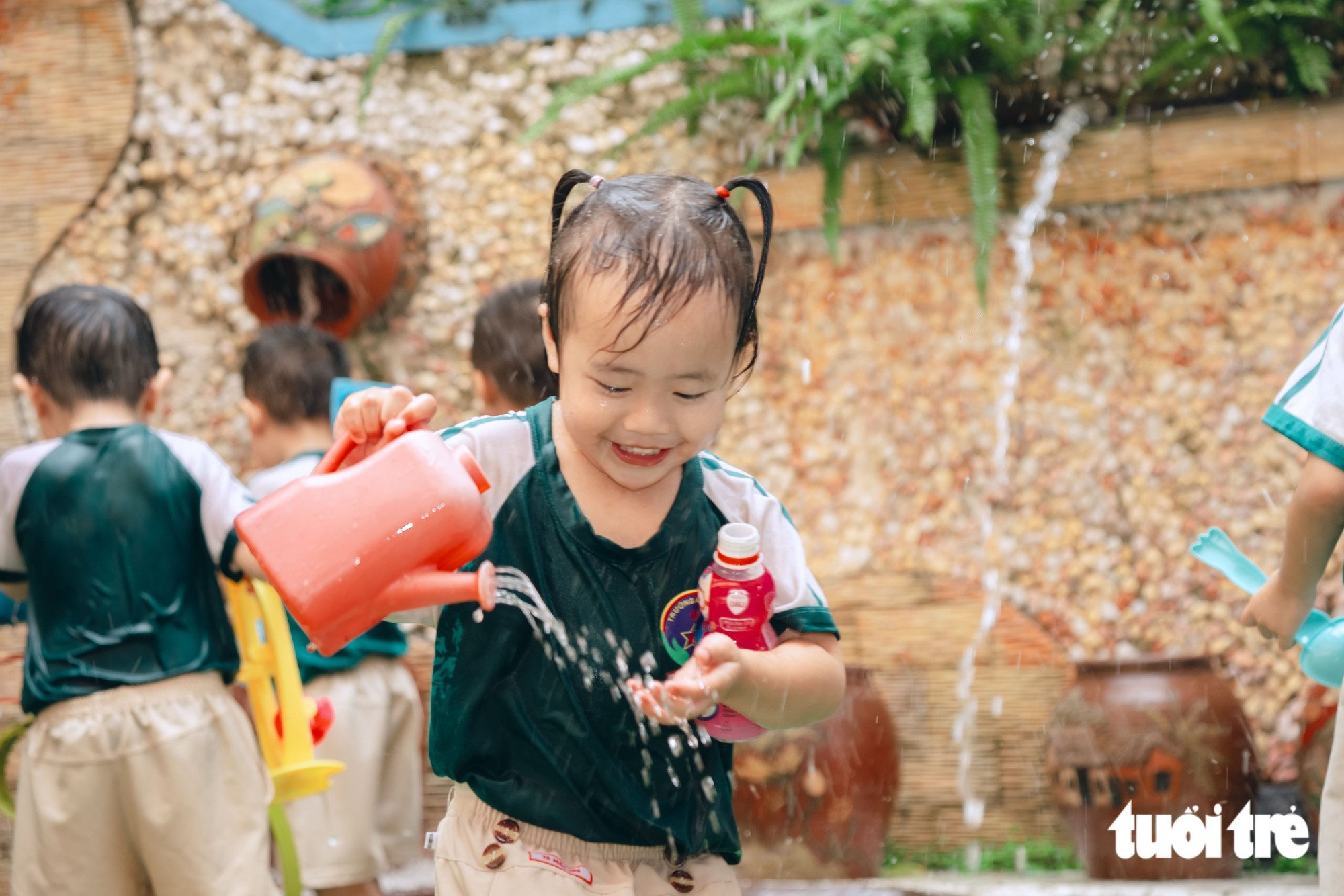 Trường mầm non trong hẻm TP.HCM như 'vườn cổ tích', trẻ đi học không muốn về - Ảnh 3.