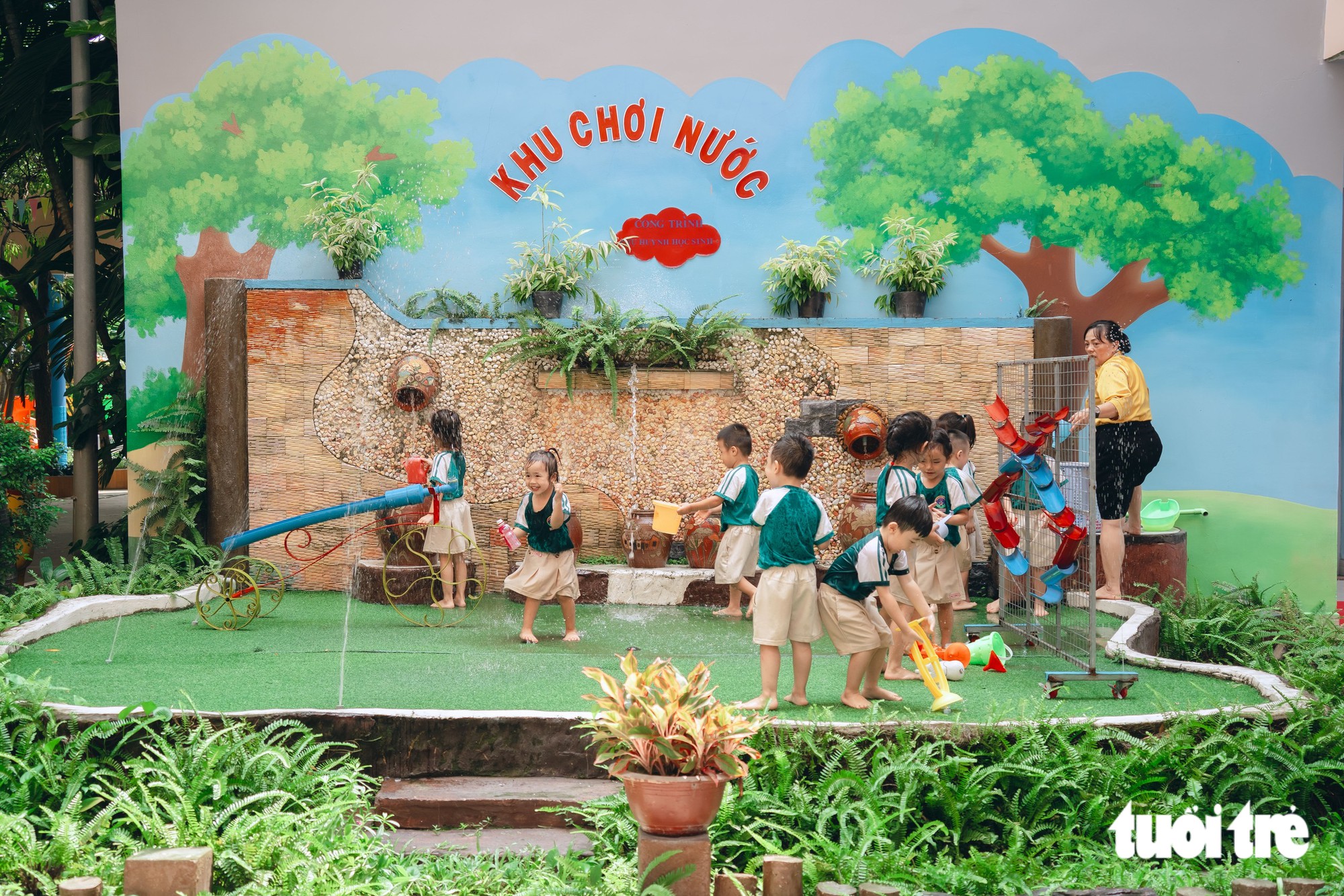 Trường mầm non trong hẻm TP.HCM như 'vườn cổ tích', trẻ đi học không muốn về - Ảnh 4.