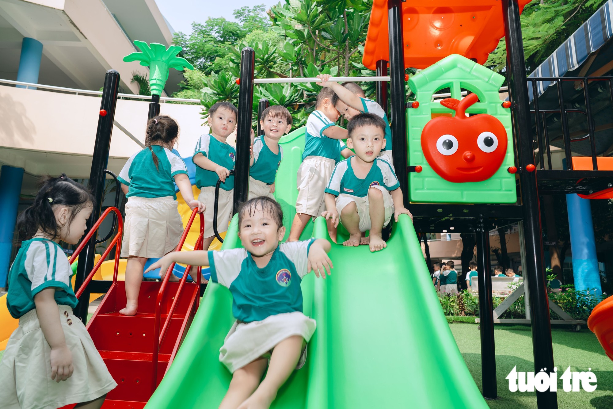 Trường mầm non trong hẻm TP.HCM như 'vườn cổ tích', trẻ đi học không muốn về - Ảnh 5.