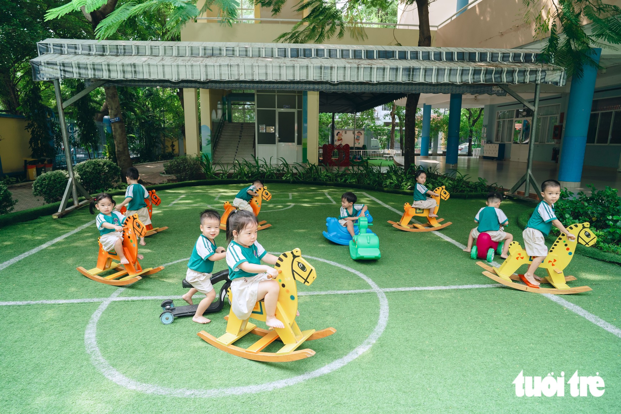 Trường mầm non trong hẻm TP.HCM như 'vườn cổ tích', trẻ đi học không muốn về - Ảnh 6.