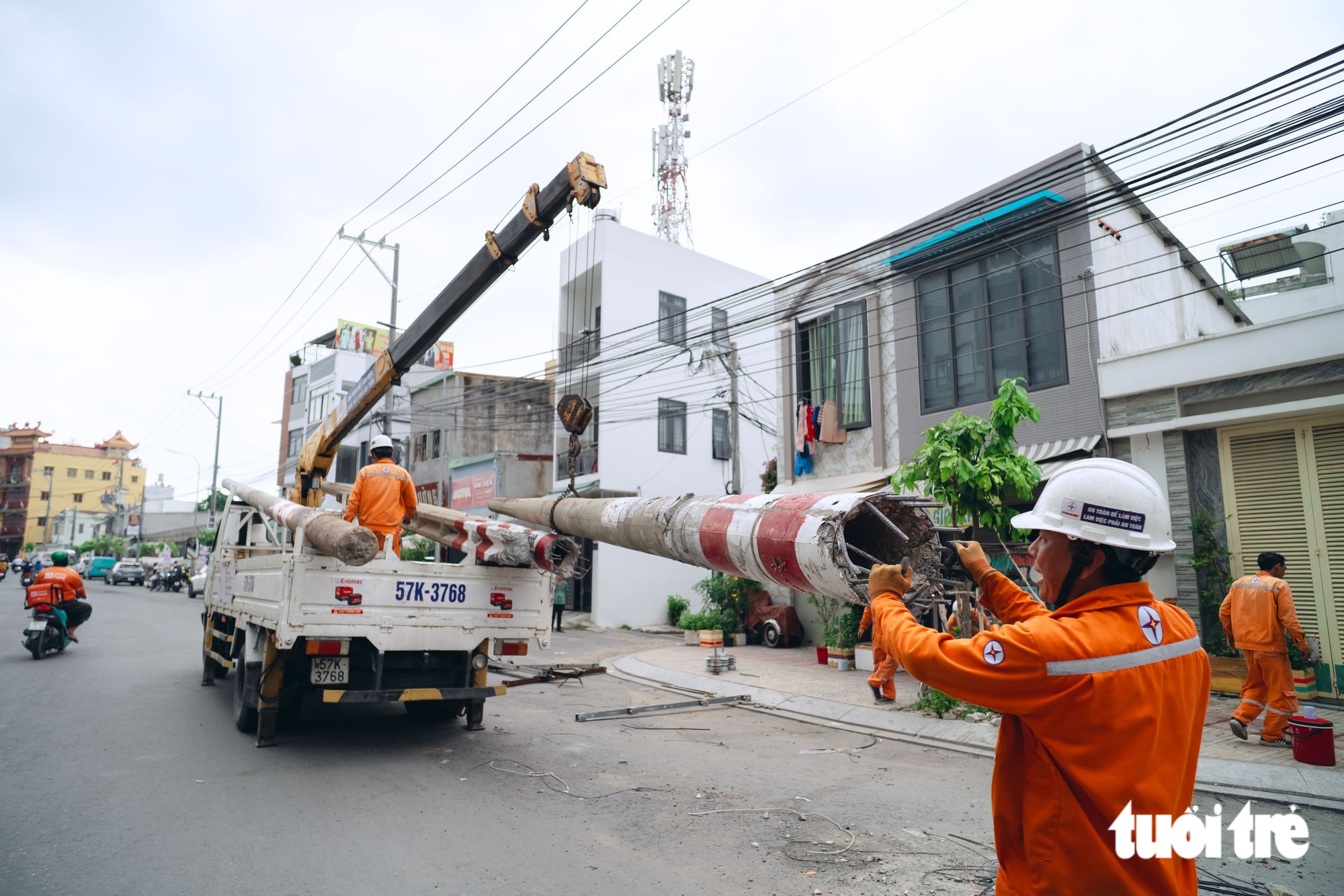 Đường Chu Văn An rộng thoáng sau khi di dời trụ điện  - Ảnh 2.