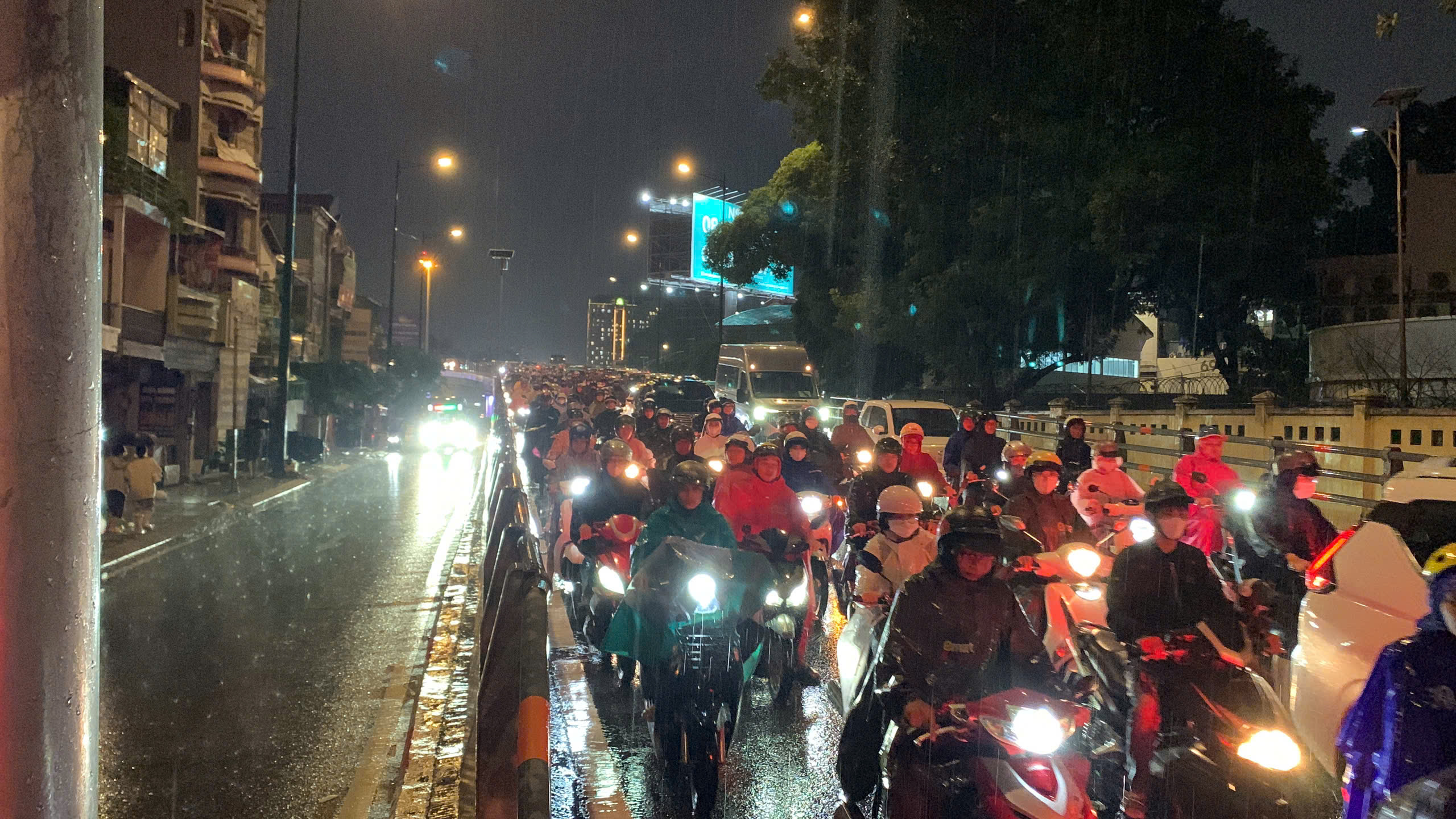 Đúng giờ tan tầm 7-10, trung tâm TP.HCM mưa to - Ảnh 8.