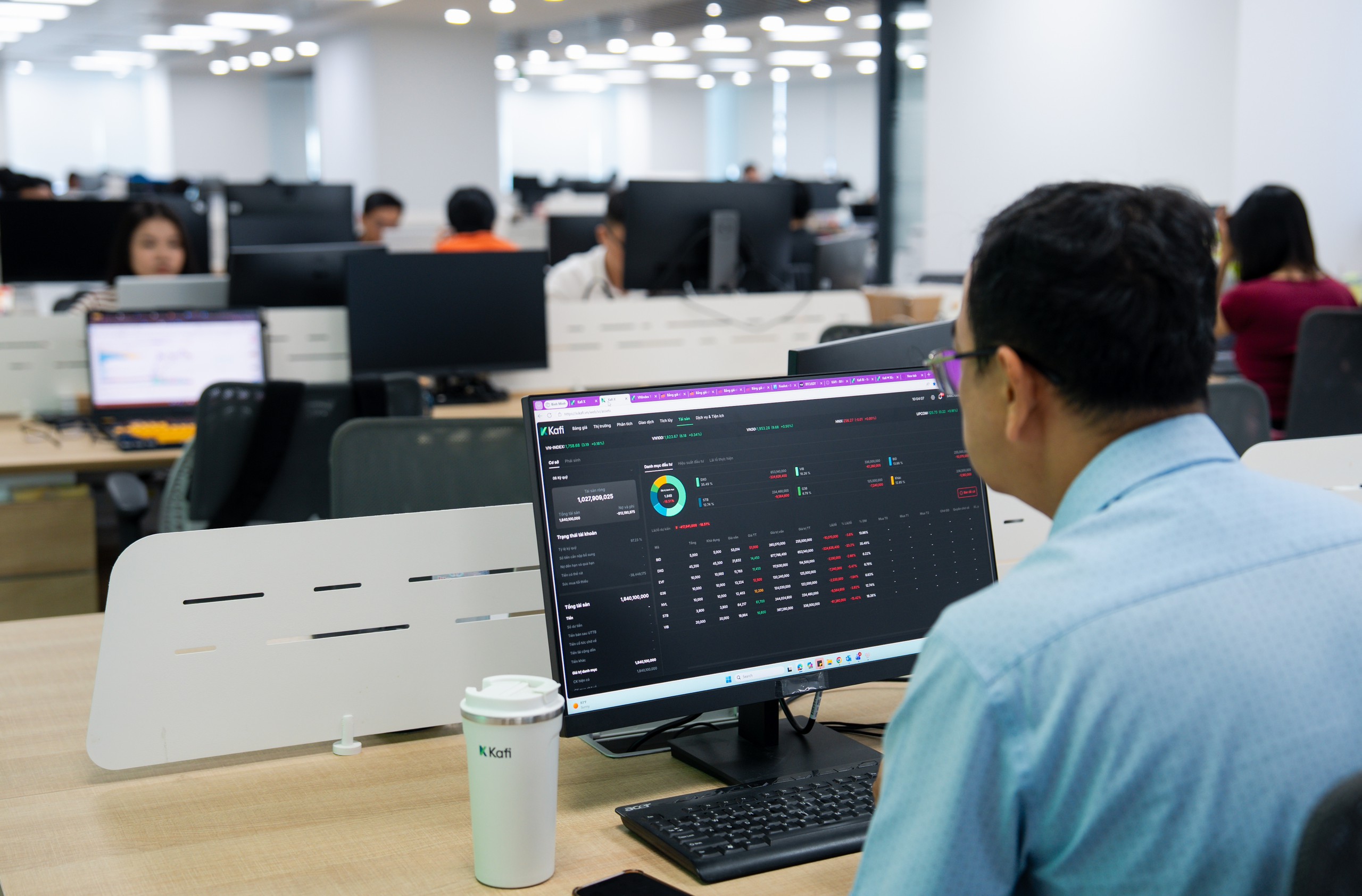 Chứng khoán 8-10: VN-Index lấy lại trạng thái cân bằng, chờ dòng tiền lớn nhập cuộc - Ảnh 1.