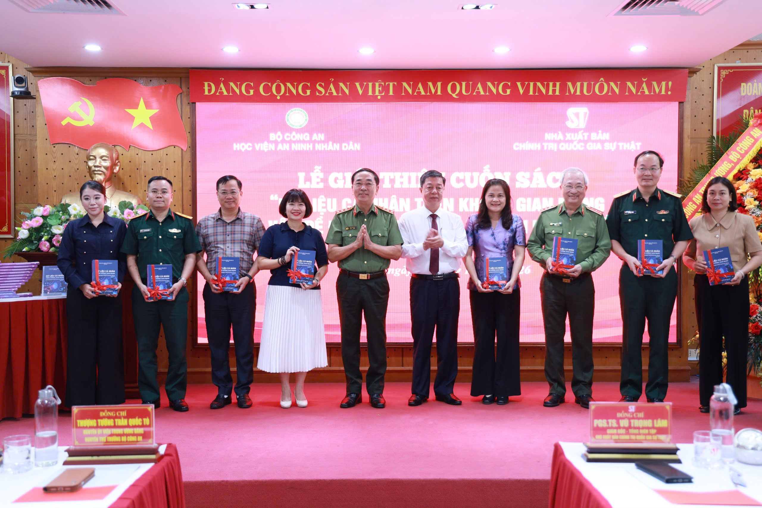 Thượng tướng Trần Quốc Tỏ biên soạn sách hướng dẫn bảo vệ dữ liệu cá nhân trên không gian mạng  - Ảnh 1.