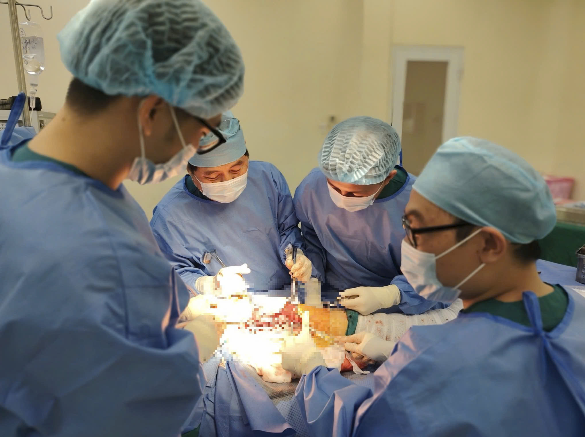 Cụ bà 100 tuổi tại TP.HCM hồi phục ngoạn mục sau khi bị chấn thương nặng - Ảnh 1.