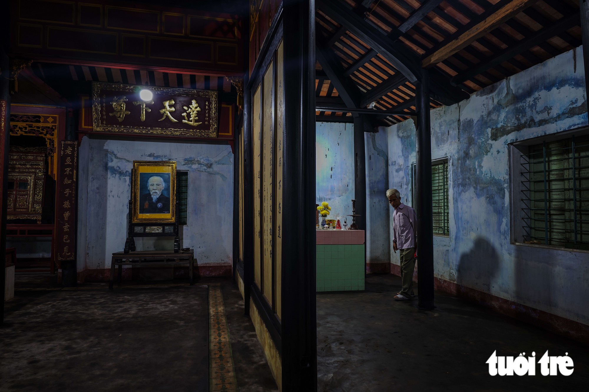 Phủ thờ Ông hoàng thi ca triều Nguyễn xuống cấp, phải dùng xích sắt giữ khung gỗ - Ảnh 4.