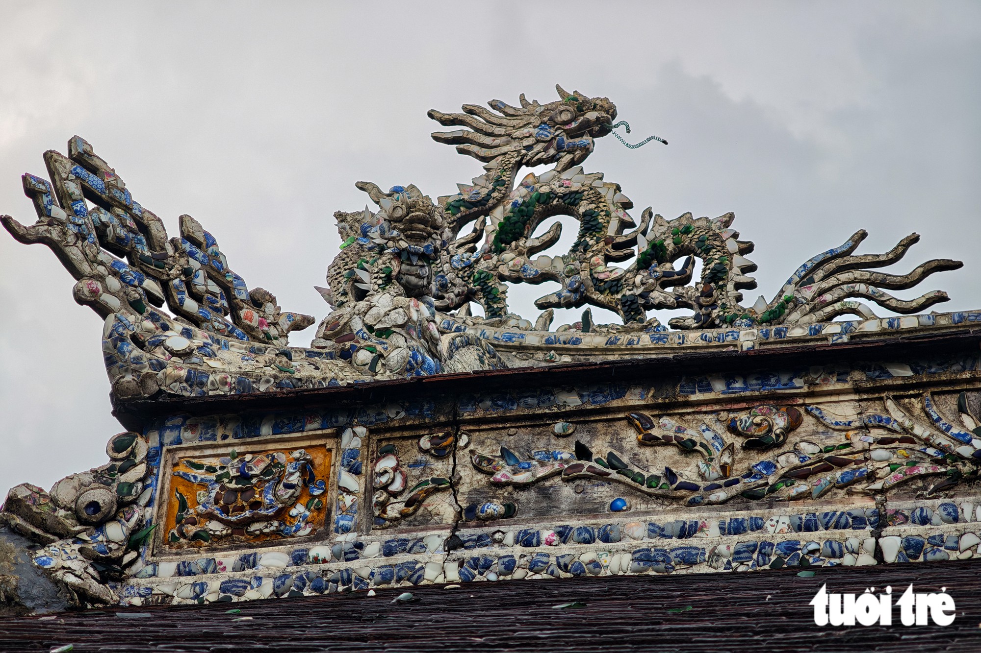 Phủ thờ Ông hoàng thi ca triều Nguyễn xuống cấp, phải dùng xích sắt giữ khung gỗ - Ảnh 10.