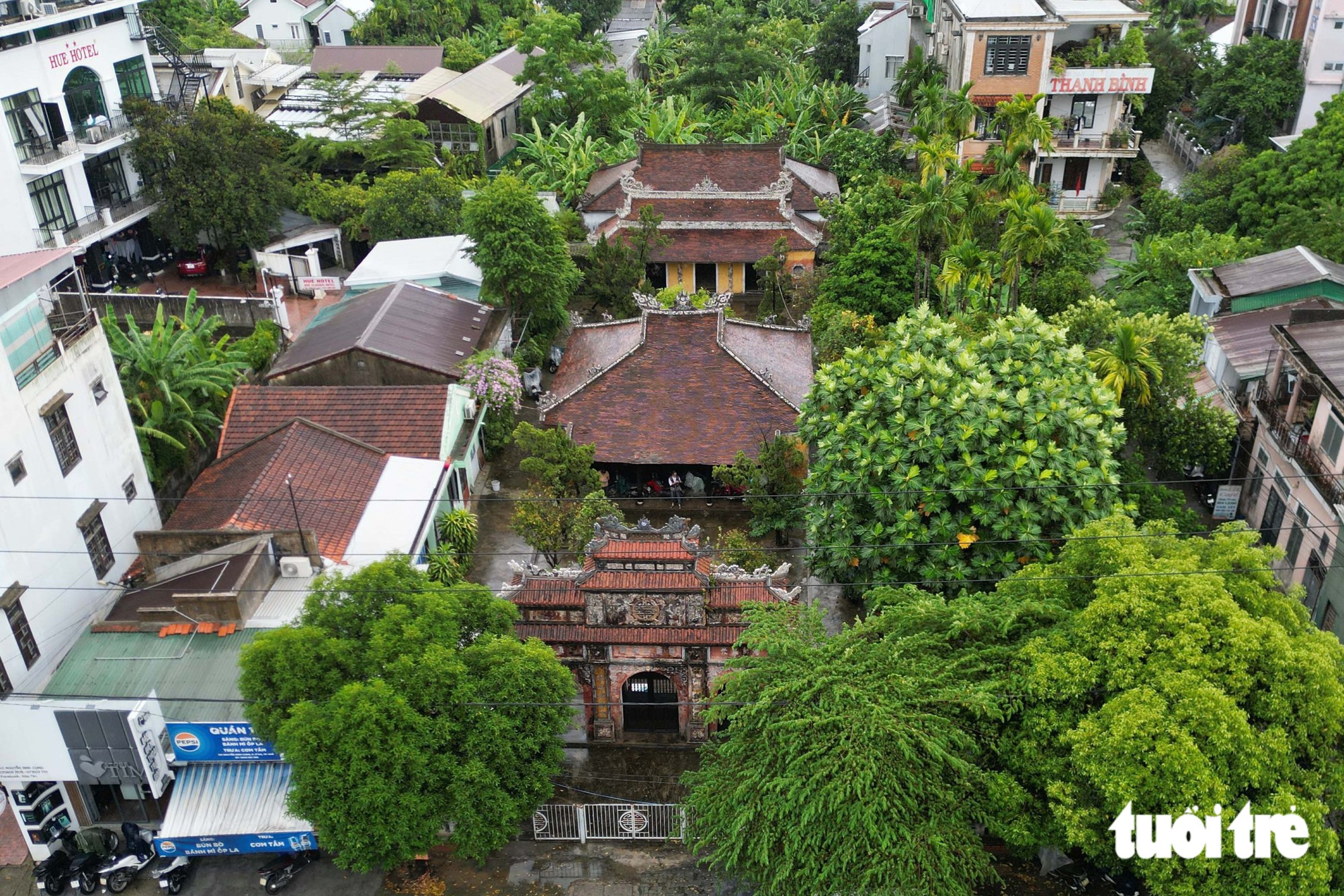 Phủ thờ Ông hoàng thi ca triều Nguyễn xuống cấp, phải dùng xích sắt giữ khung gỗ - Ảnh 14.