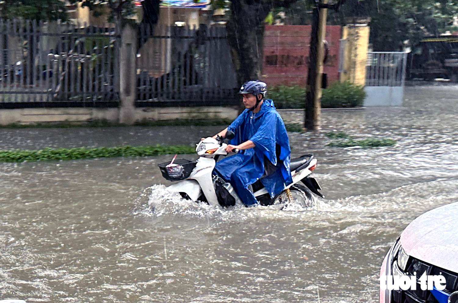 Mưa lớn ở Đồng Nai, nước từ hẻm tuôn như thác, nhiều tuyến đường ùn tắc - Ảnh 1.