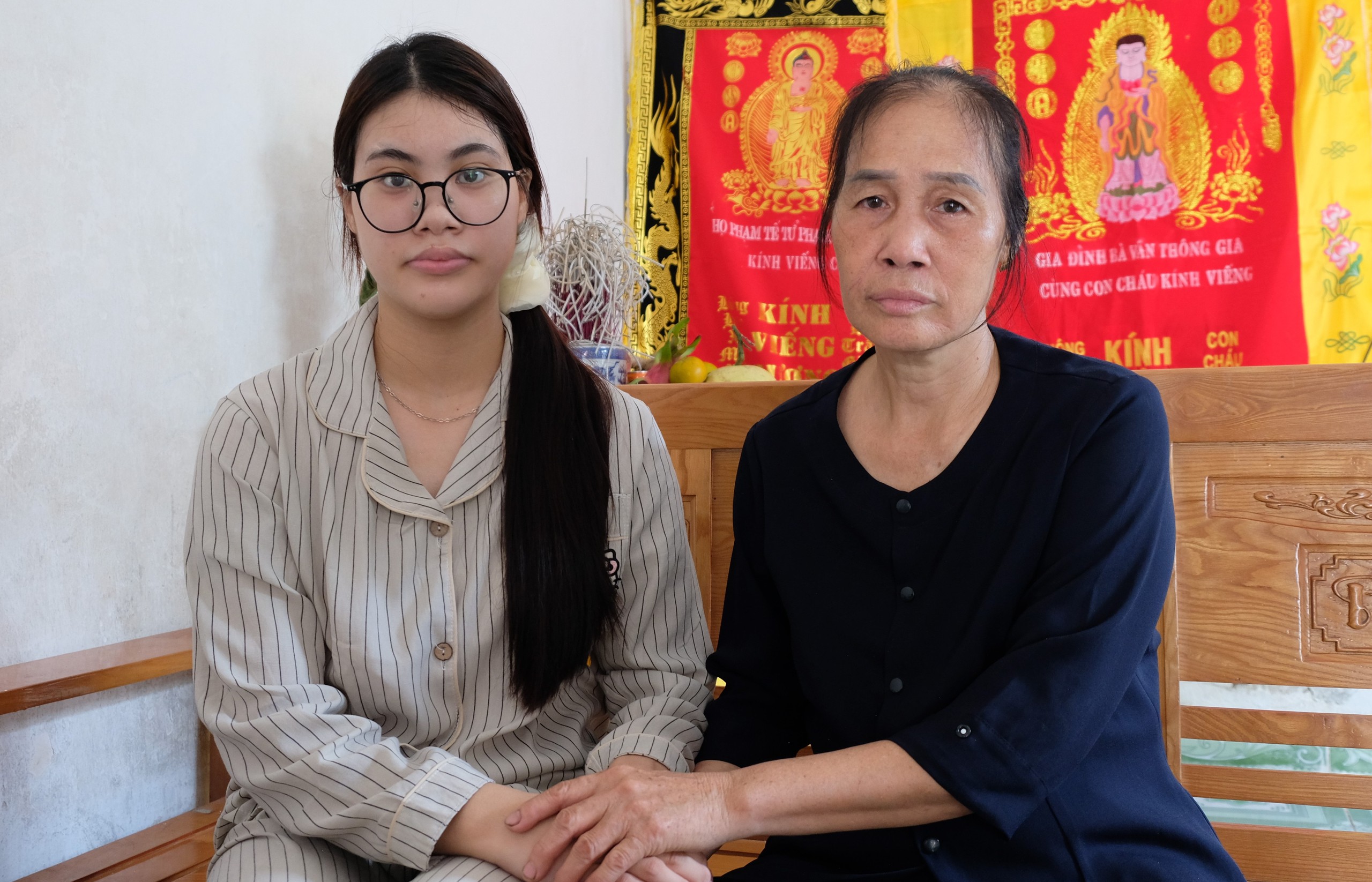 Người thân yêu cứ lần lượt ra đi, nữ sinh mồ côi làm công nhân đến tận ngày vô đại học - Ảnh 1.