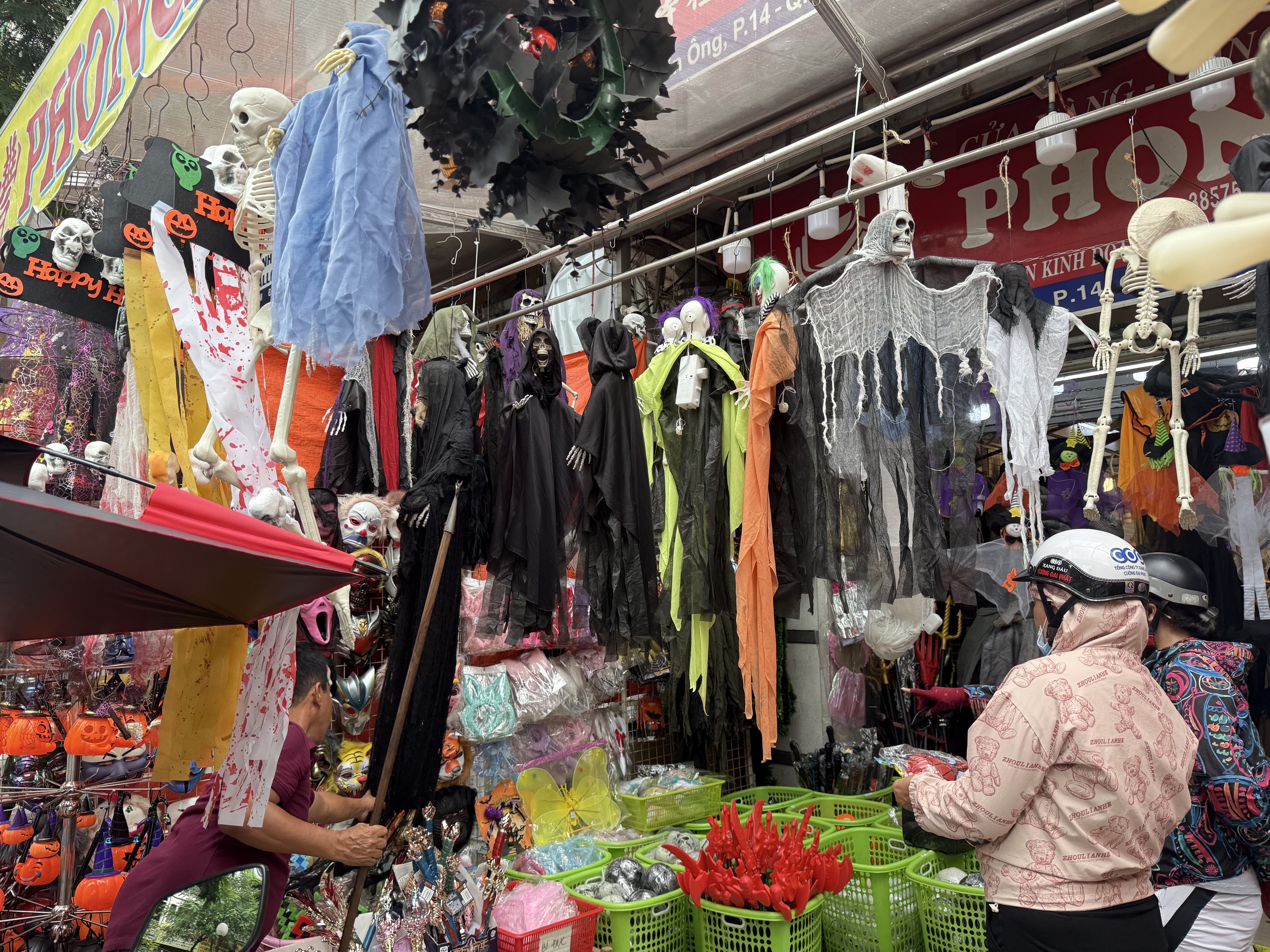 Giá cả đầu ngày: Vú sữa bơ hồng đầu mùa 55.000 đồng/kg, hàng trang trí Halloween tăng giá nhẹ - Ảnh 3.