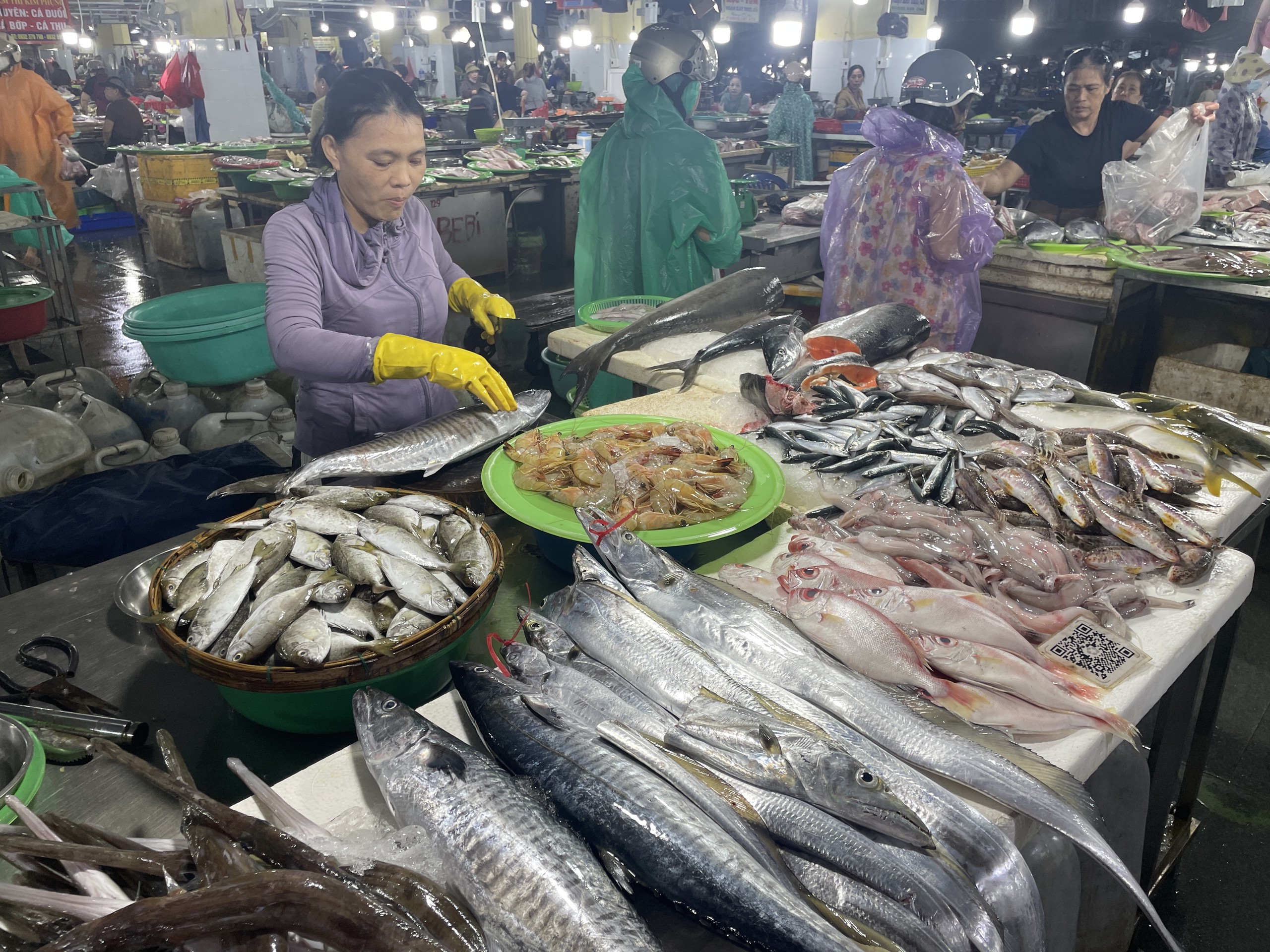 Giá cả đầu ngày: Vú sữa bơ hồng đầu mùa 55.000 đồng/kg, hàng trang trí Halloween tăng giá nhẹ - Ảnh 2.