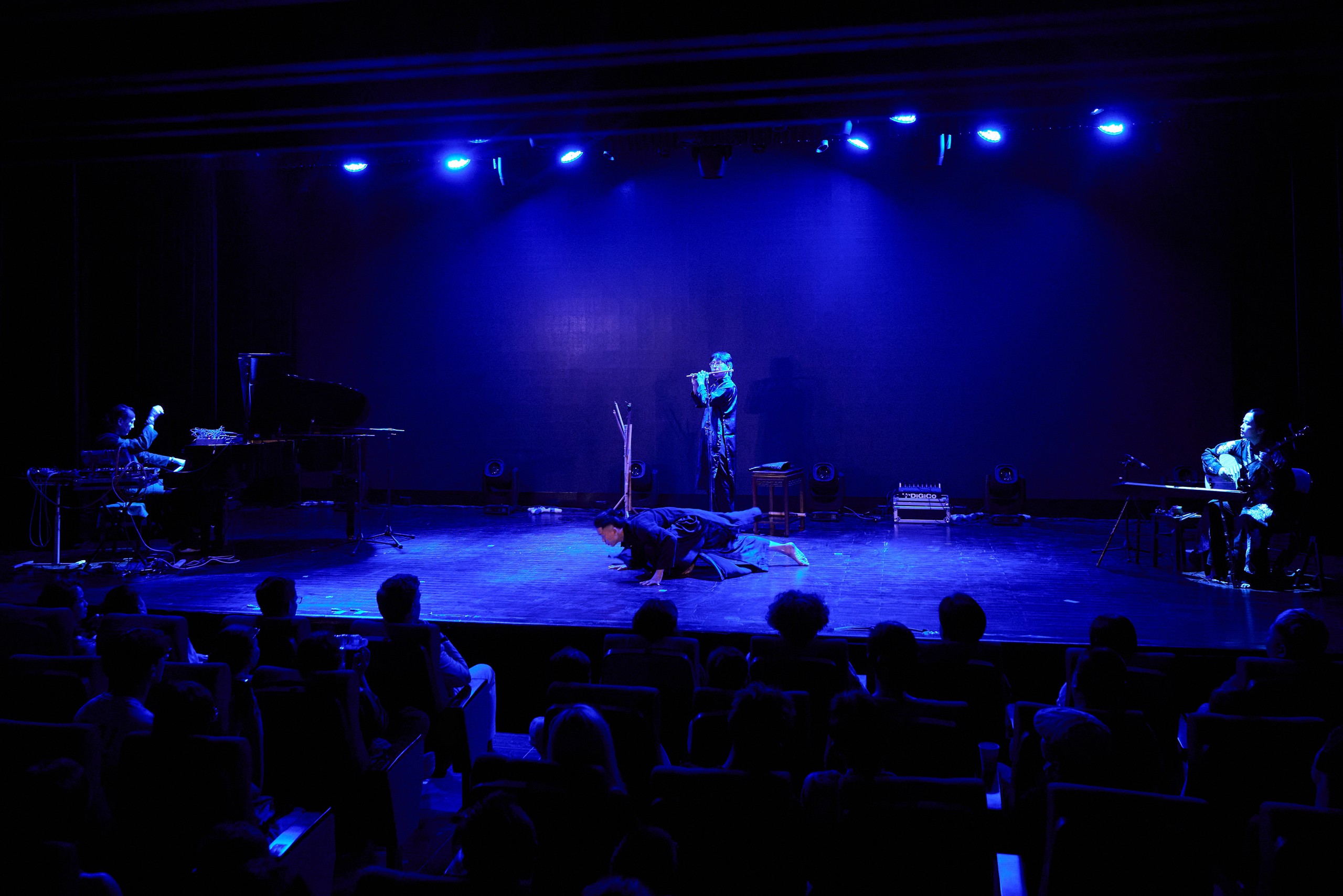 Giao Collective đến Hàn Quốc: Đi xa đến đâu, vẫn về và ngồi trên mảnh đất của mình - Ảnh 3.
