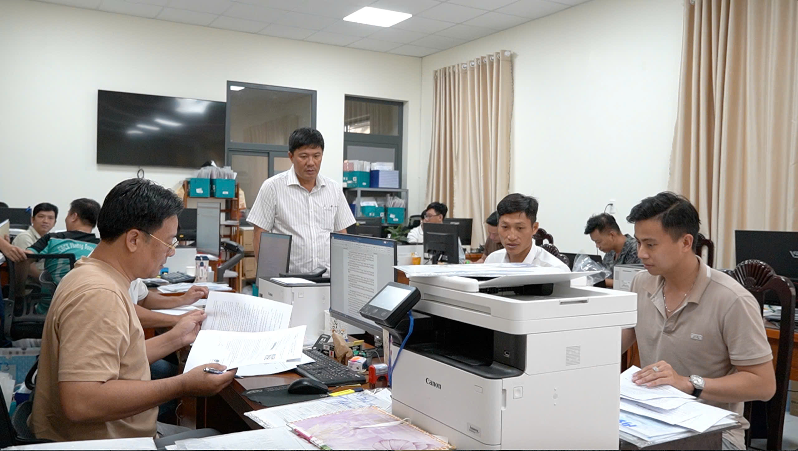 Ông Đinh Văn Nơi chỉ đạo tập trung giải quyết hồ sơ, phục vụ người dân - Ảnh 3.