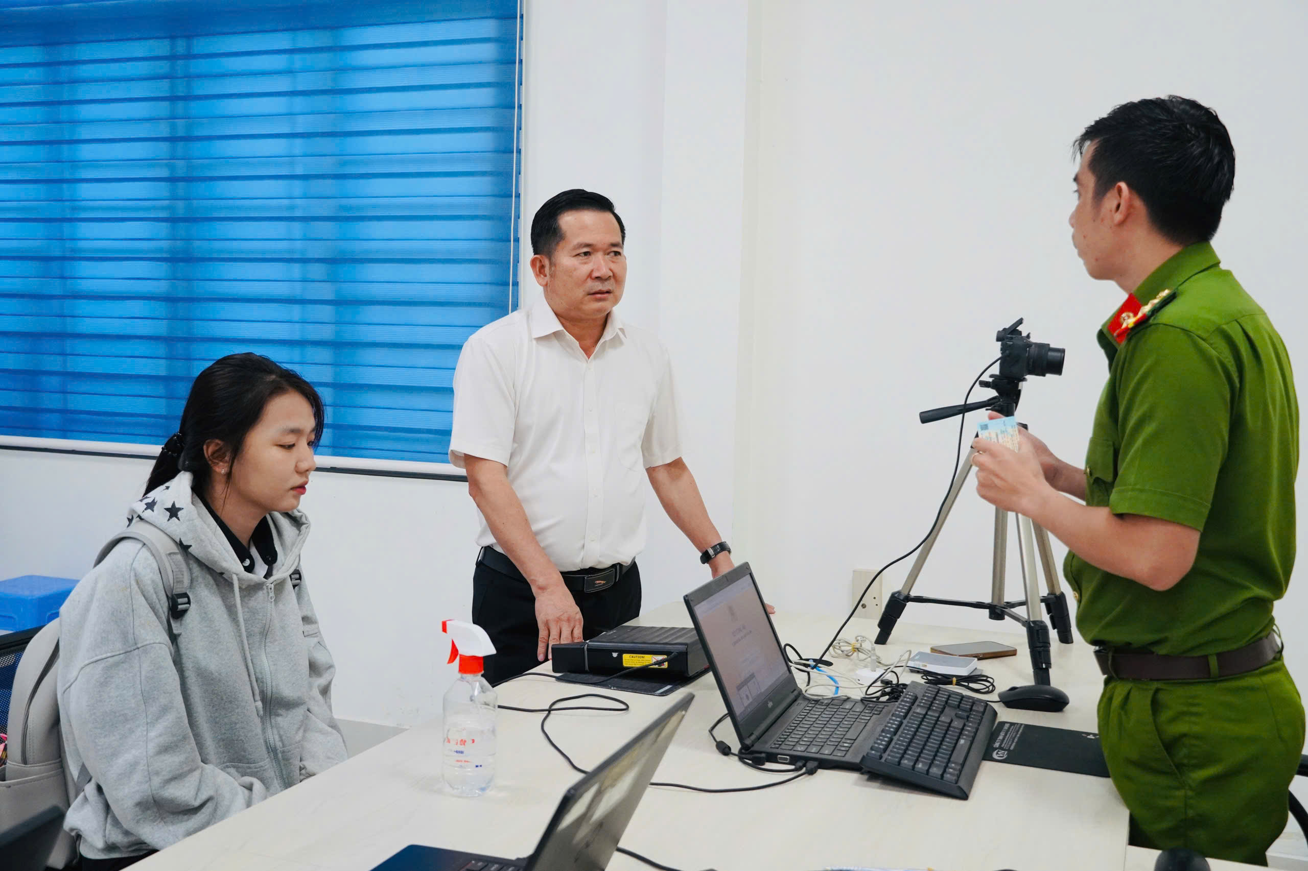 Ông Đinh Văn Nơi chỉ đạo tập trung giải quyết hồ sơ, phục vụ người dân - Ảnh 2.