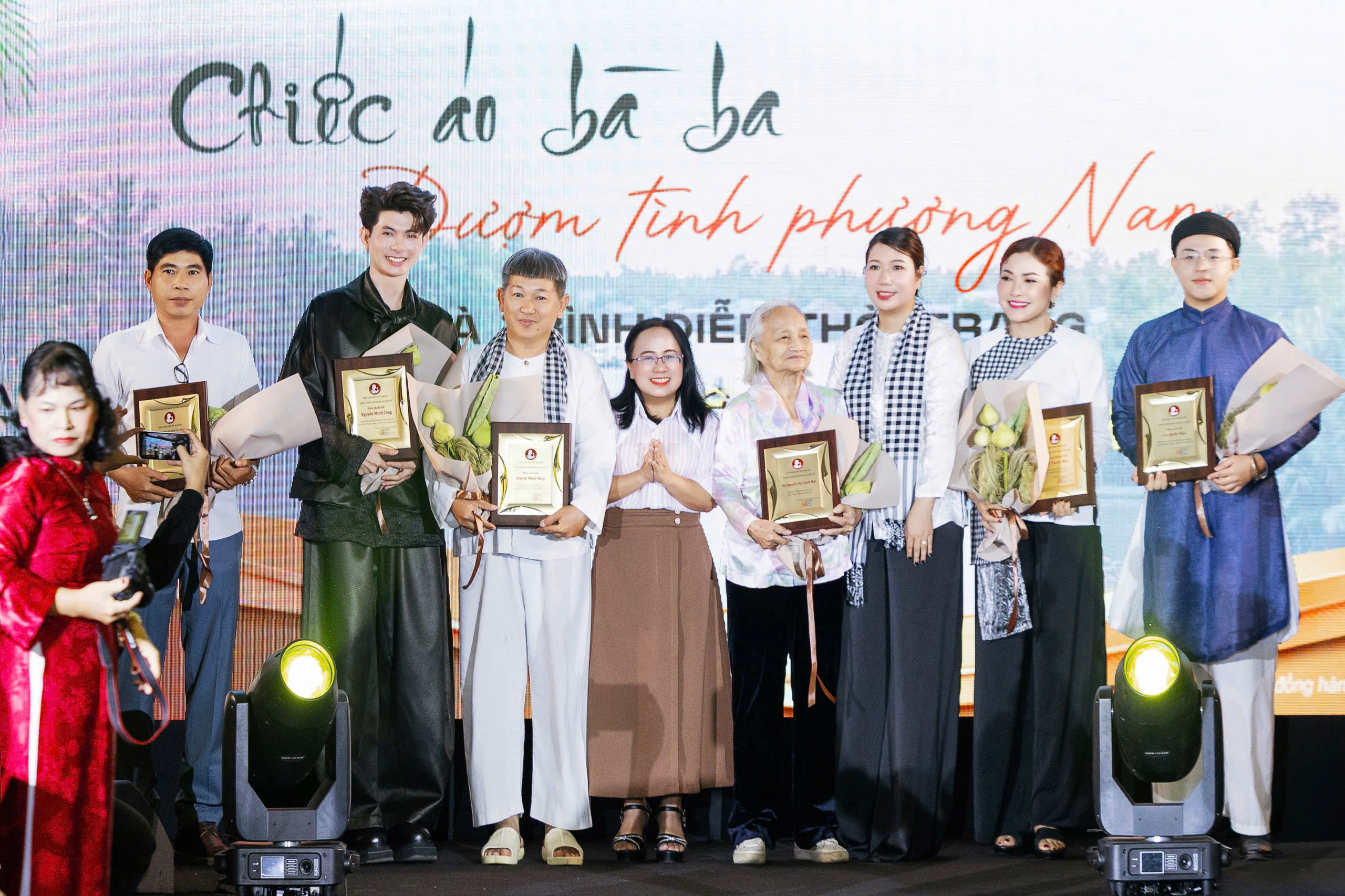 Nguyễn Minh Công đưa thạch dừa, nút dừa vào áo bà ba - Ảnh 6.