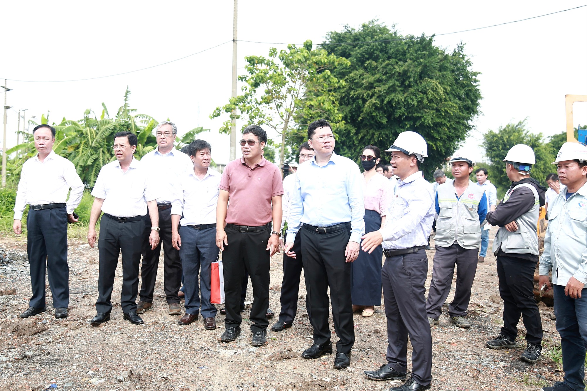 Cao tốc TP.HCM - Mộc Bài bàn giao gần 99% mặt bằng, Phó chủ tịch Hoàng Nguyên Dinh yêu cầu dứt điểm trong tháng 10 - Ảnh 2.