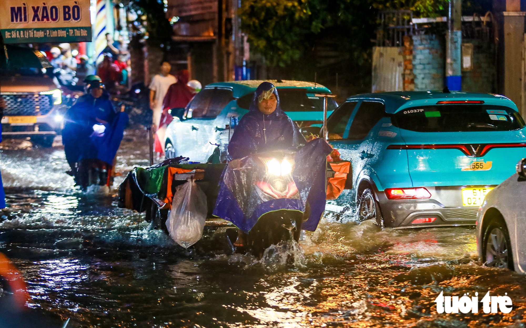 Mưa lớn ở TP.HCM ngày càng dồn dập, có bất thường không? - Ảnh 2.