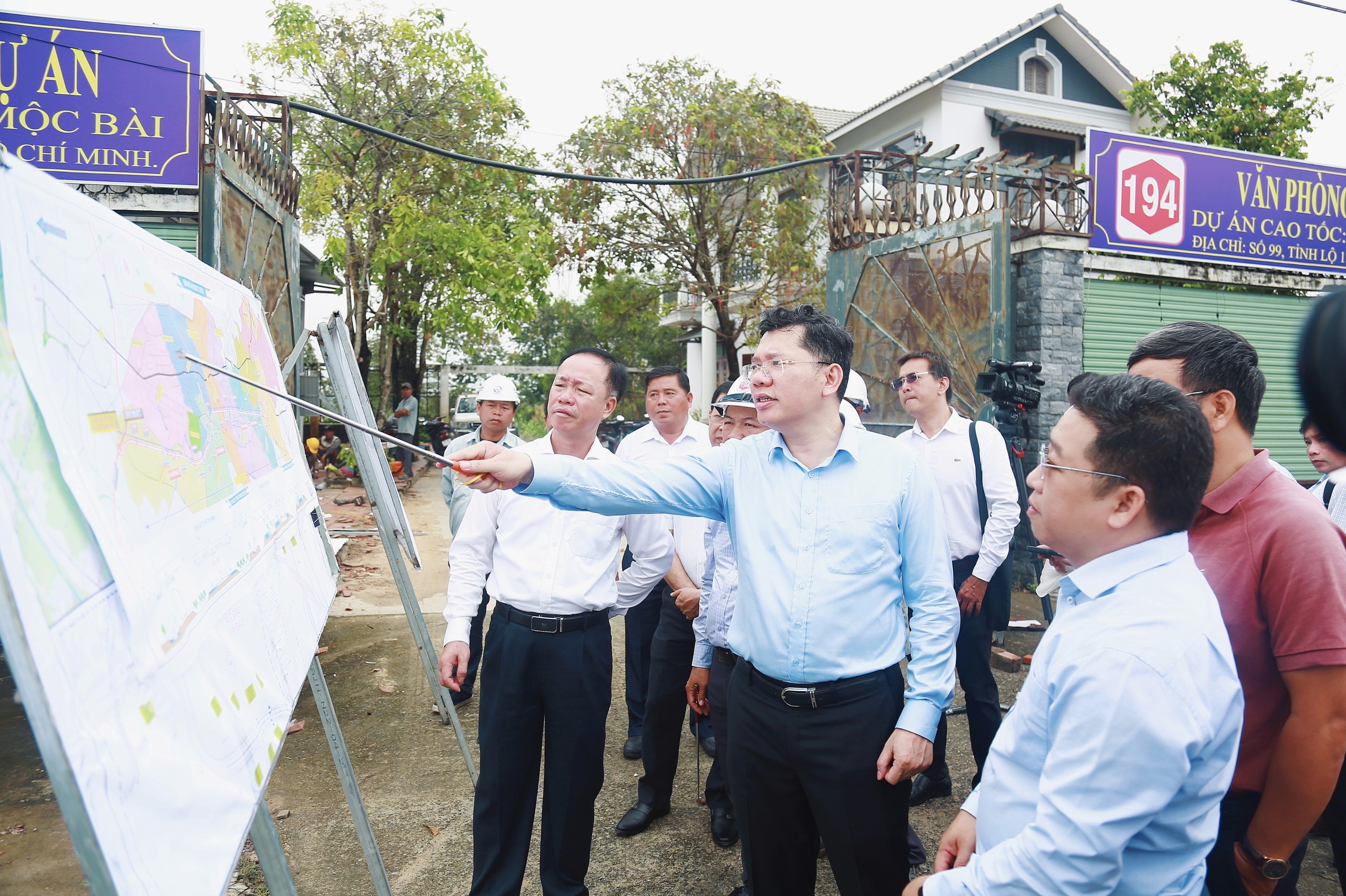 Cao tốc TP.HCM - Mộc Bài bàn giao gần 99% mặt bằng, Phó chủ tịch Hoàng Nguyên Dinh yêu cầu dứt điểm trong tháng 10 - Ảnh 1.