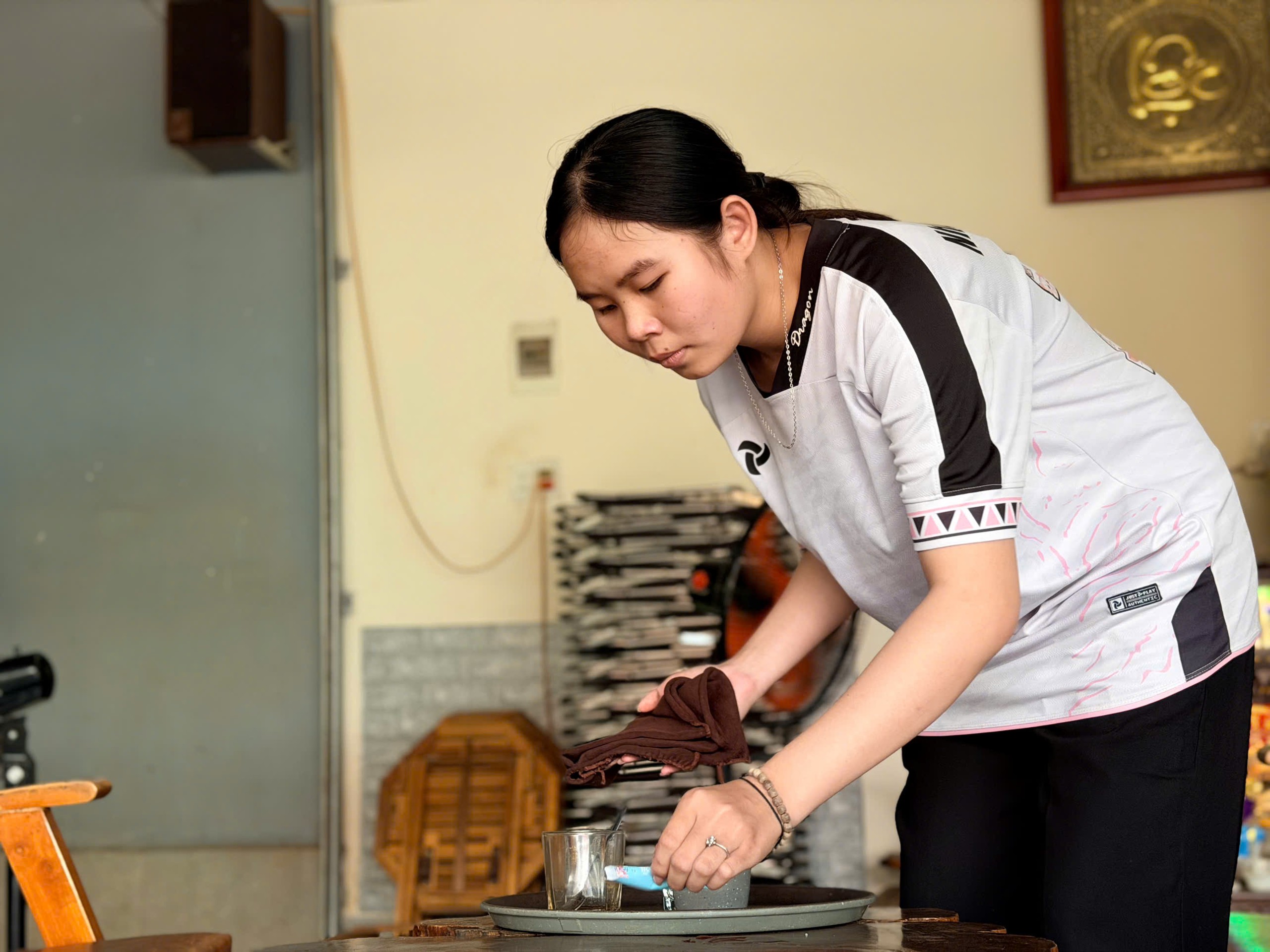Mới quay lưng đi thì mẹ mất, nữ sinh Đắk Lắk bôn ba kiếm sống để bước đến trường Y - Ảnh 1.