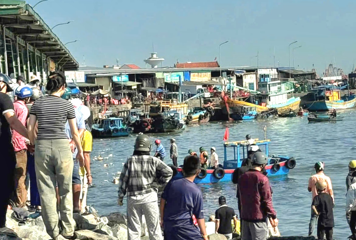 Ghe cá chìm ở La Gi, một ngư dân tử vong - Ảnh 1.