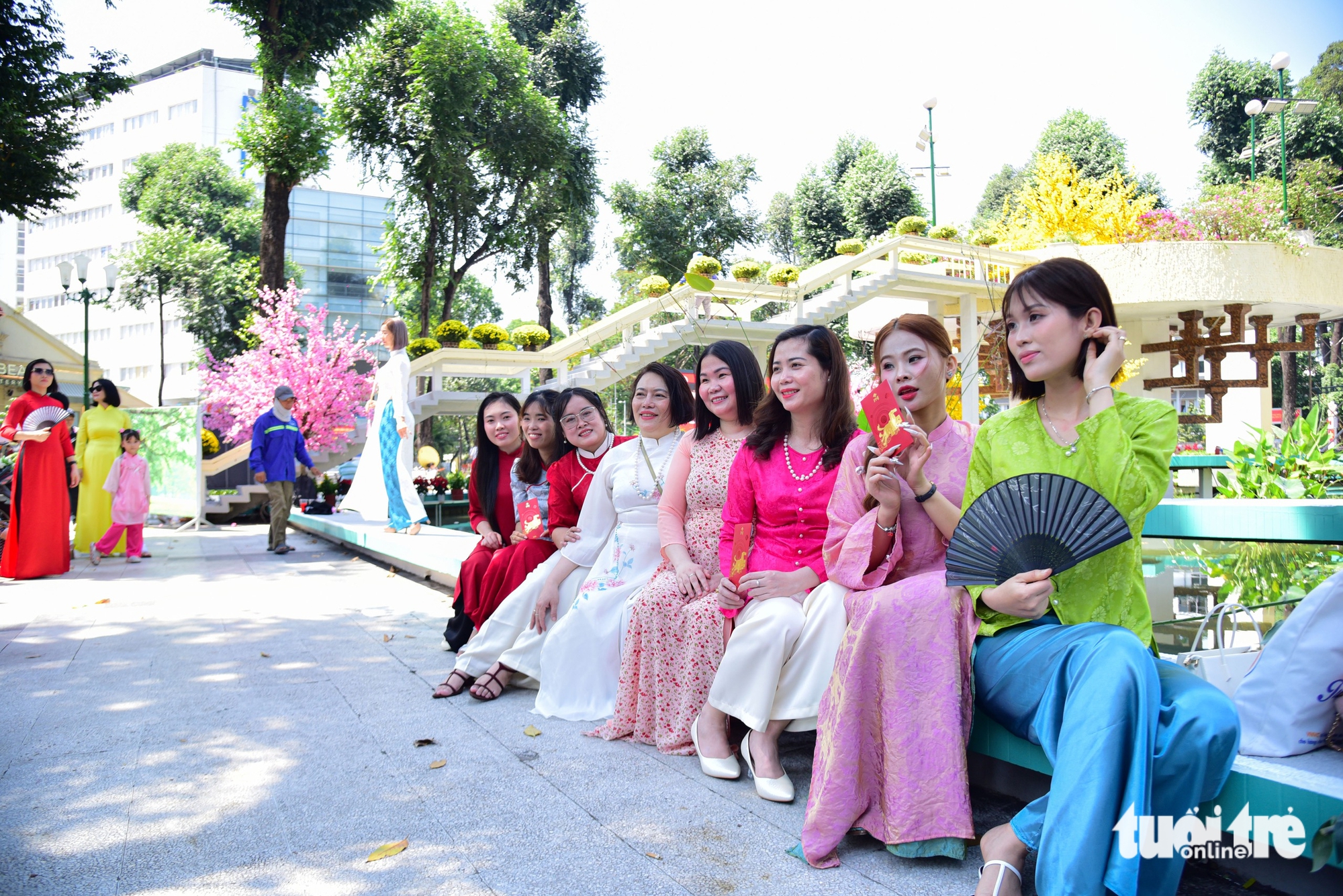 Ho Chi Minh City’s Turtle Lake gets fresh look ahead of Tet - Ảnh 7.