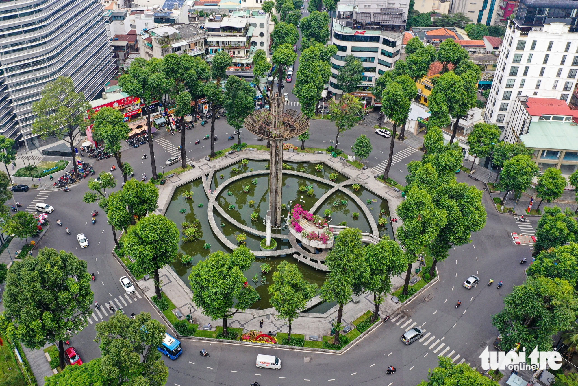 Hồ Con Rùa tươi mới sau hơn 10 ngày chỉnh trang, thành điểm check-in ...
