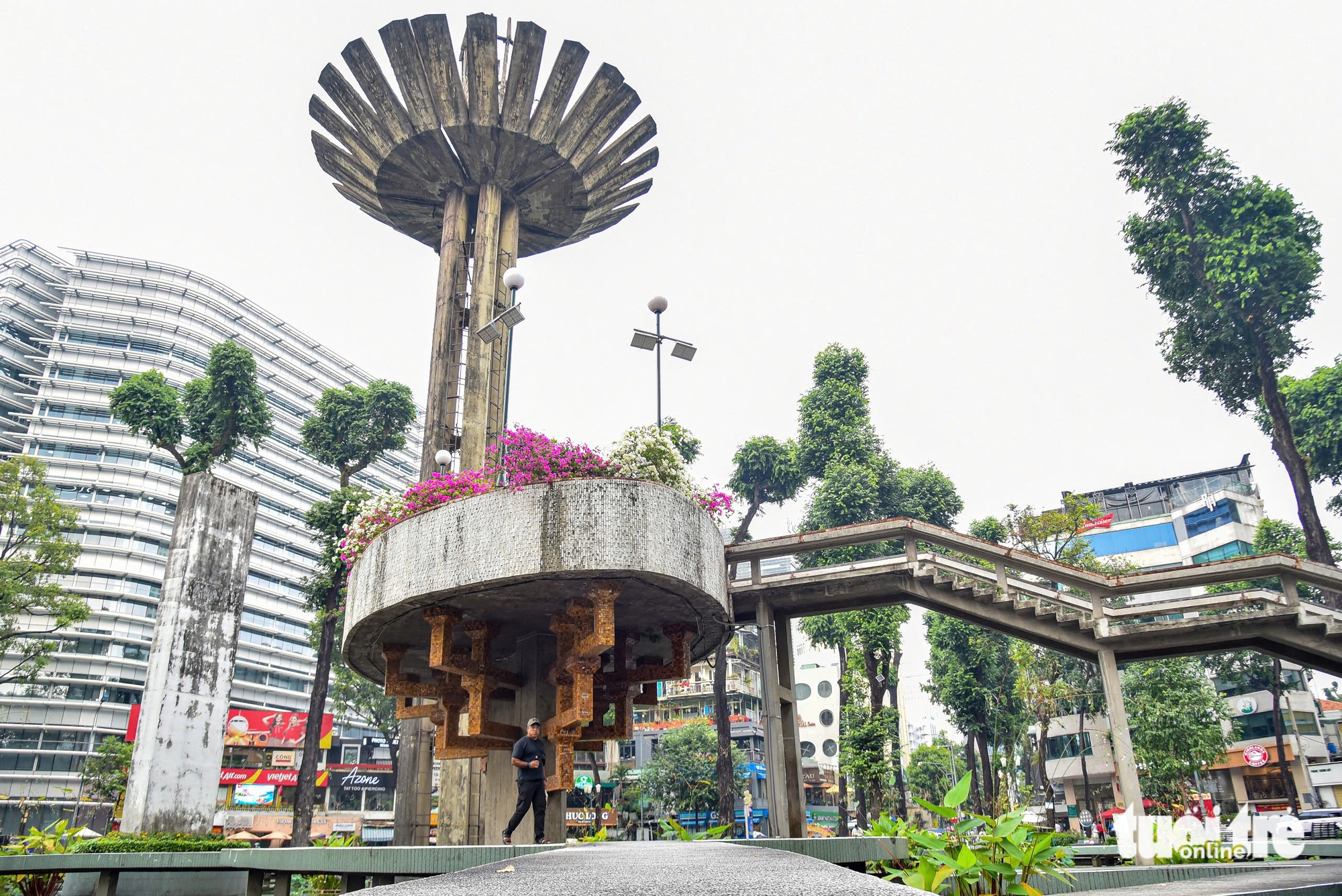 Ho Chi Minh City’s Turtle Lake gets fresh look ahead of Tet - Ảnh 9.
