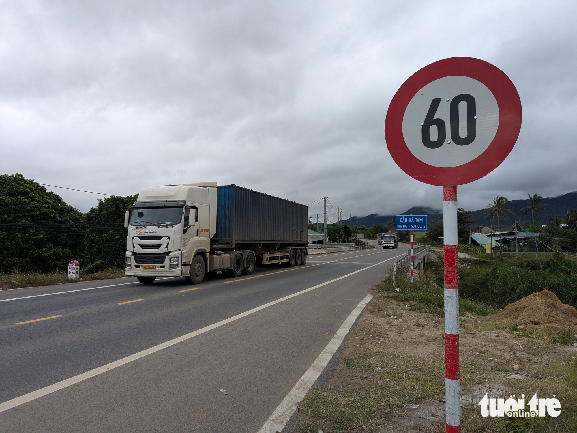 Gỡ biển hạn chế tốc độ cắm dày đặc trên quốc lộ 19: Có 'đá bóng' trách nhiệm? - Ảnh 3.