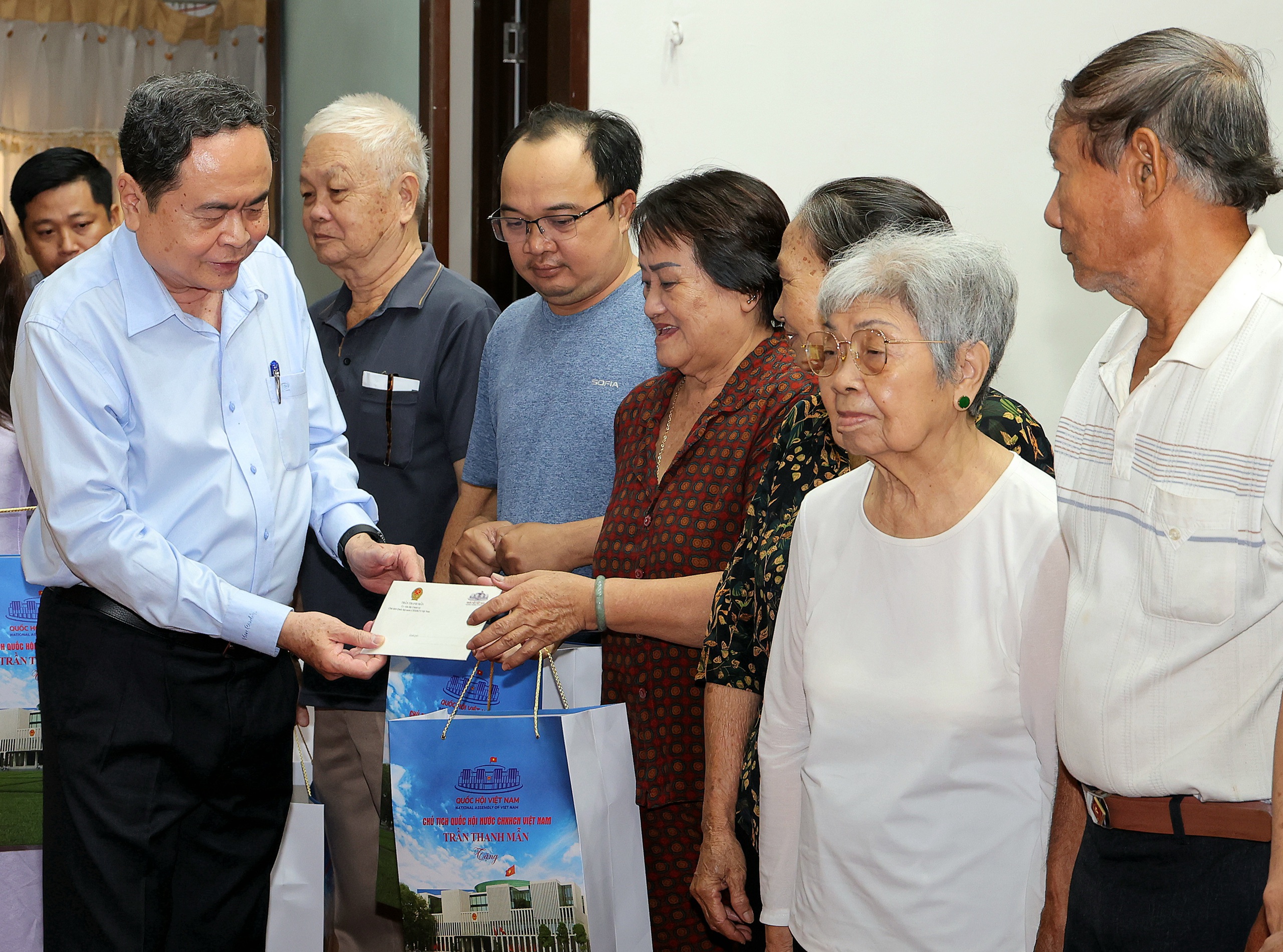 Chủ tịch Quốc hội, Bộ trưởng Bộ Nội vụ trao quà Tết tại Cần Thơ - Ảnh 1.