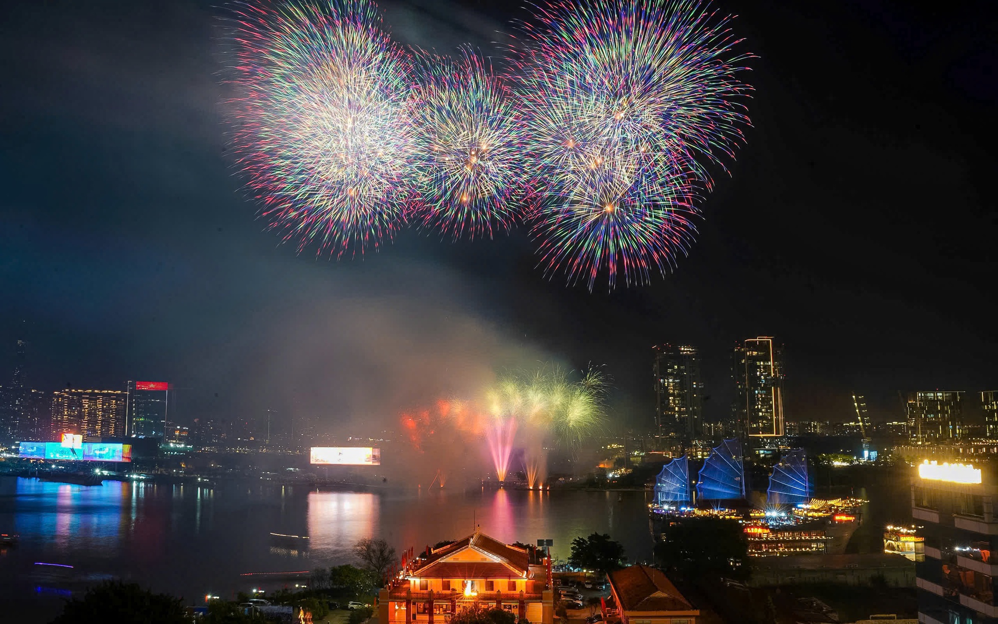 Fireworks light up Vinhomes Green Paradise Can Gio in Ho Chi Minh City to open spring fest
- Ảnh 2.