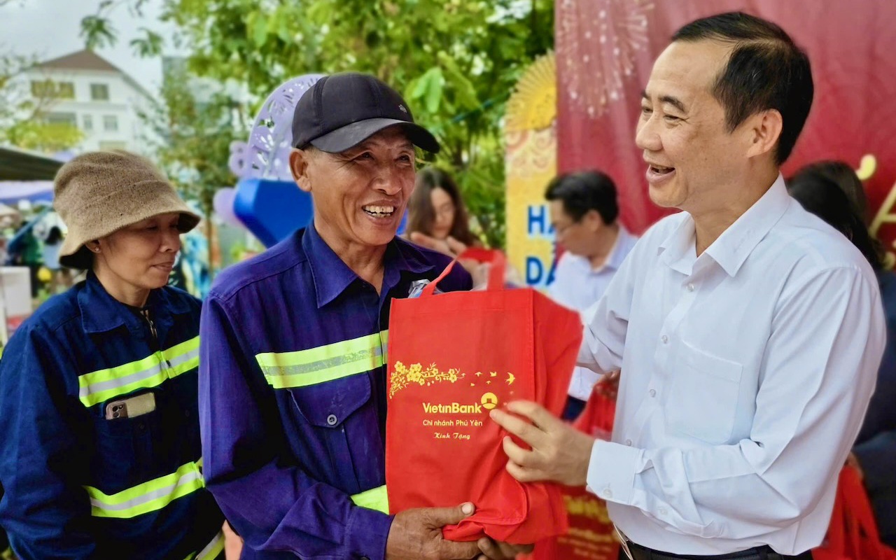 Lãnh đạo Mặt trận Tổ quốc trao quà Tết cho người nghèo và công nhân vệ sinh môi trường