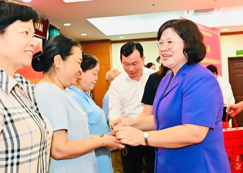 Lãnh đạo TP.HCM họp mặt, chúc Tết bí thư chi bộ khu phố, ấp tiêu biểu - Ảnh 1.