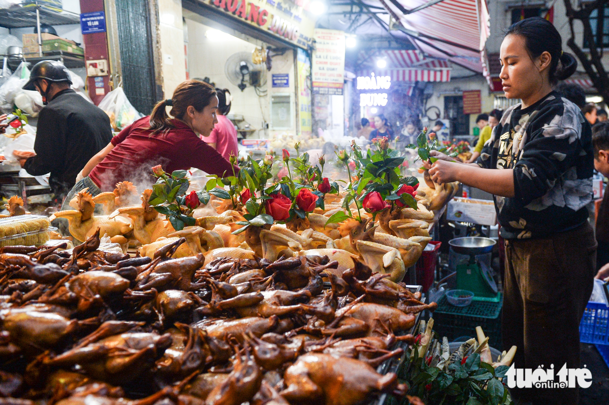 Hanoi market bustles on ‘Kitchen Gods’ worshiping day- Ảnh 2.