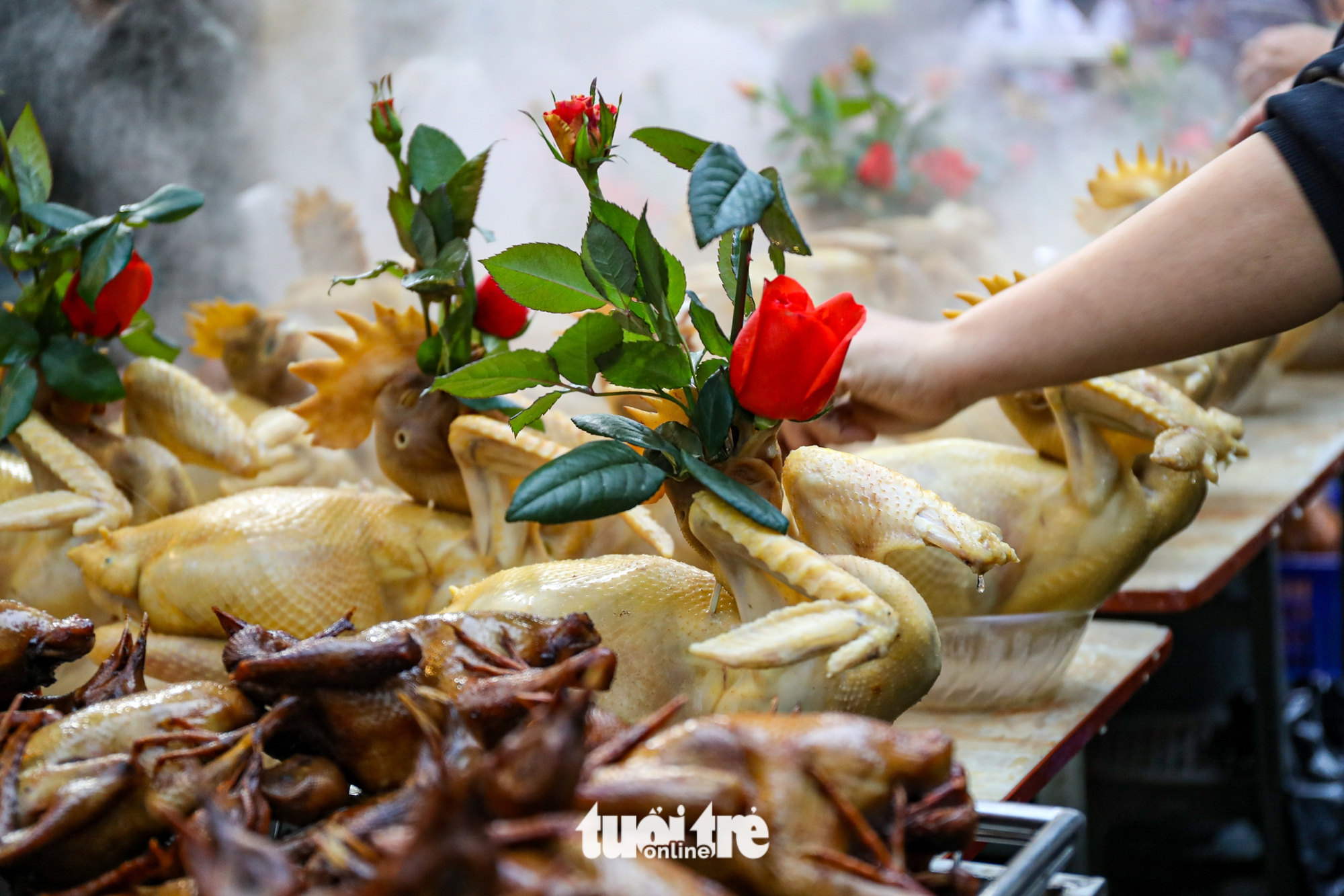 Hanoi market bustles on ‘Kitchen Gods’ worshiping day- Ảnh 5.