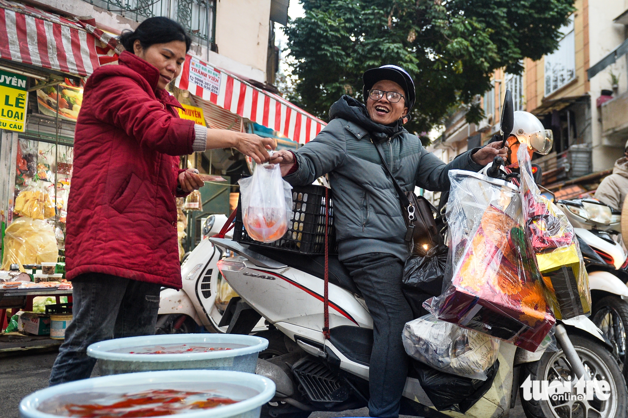 Hanoi market bustles on ‘Kitchen Gods’ worshiping day- Ảnh 8.