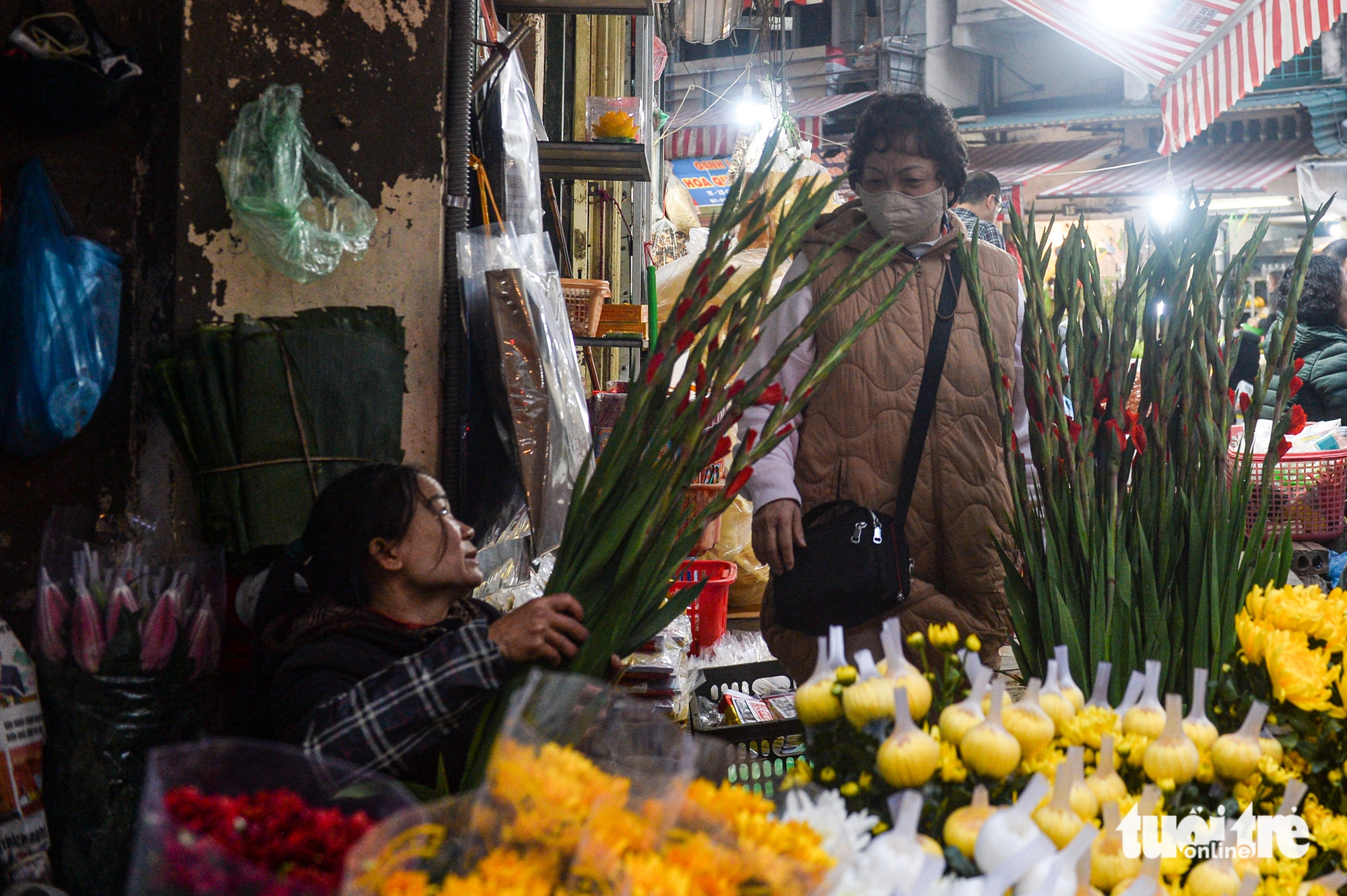 Hanoi market bustles on ‘Kitchen Gods’ worshiping day- Ảnh 10.