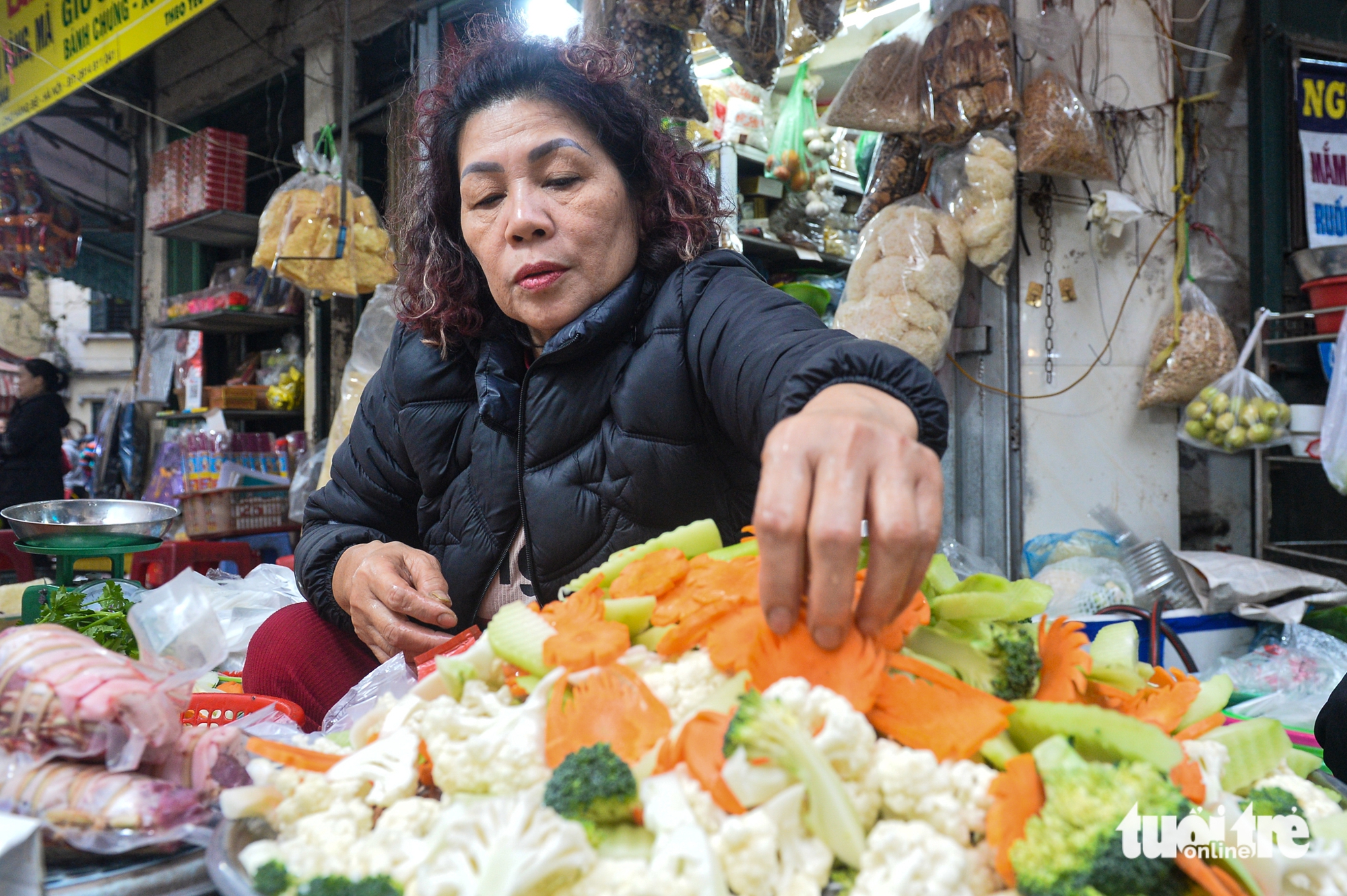 Hanoi market bustles on ‘Kitchen Gods’ worshiping day- Ảnh 9.