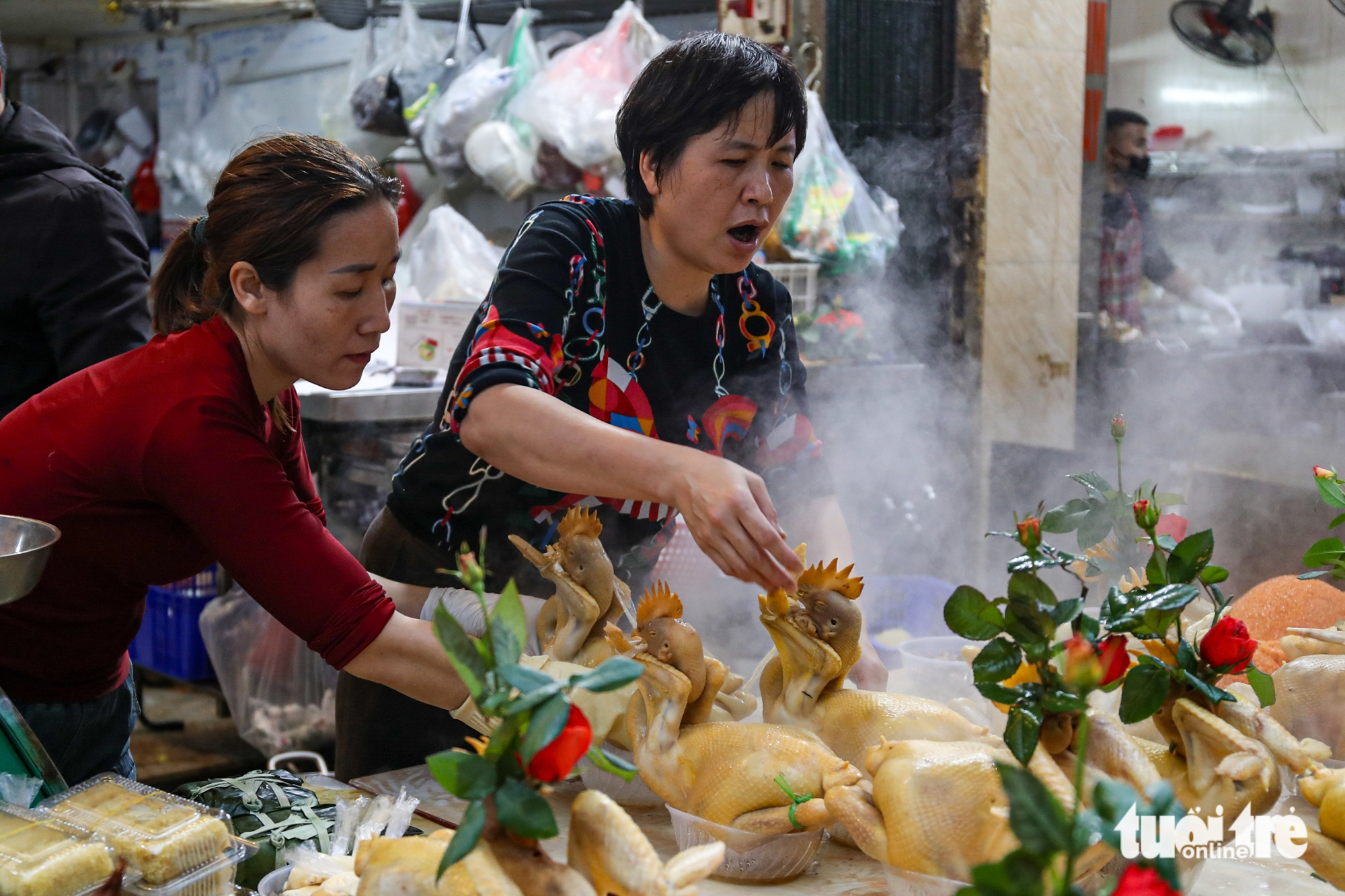 Hanoi market bustles on ‘Kitchen Gods’ worshiping day- Ảnh 3.