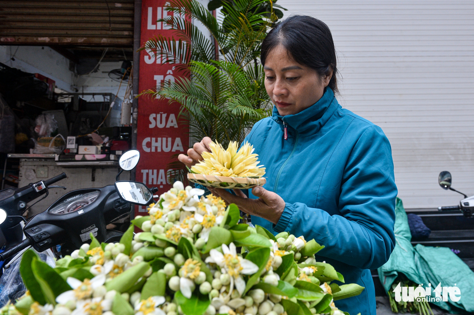 Hanoi market bustles on ‘Kitchen Gods’ worshiping day- Ảnh 11.