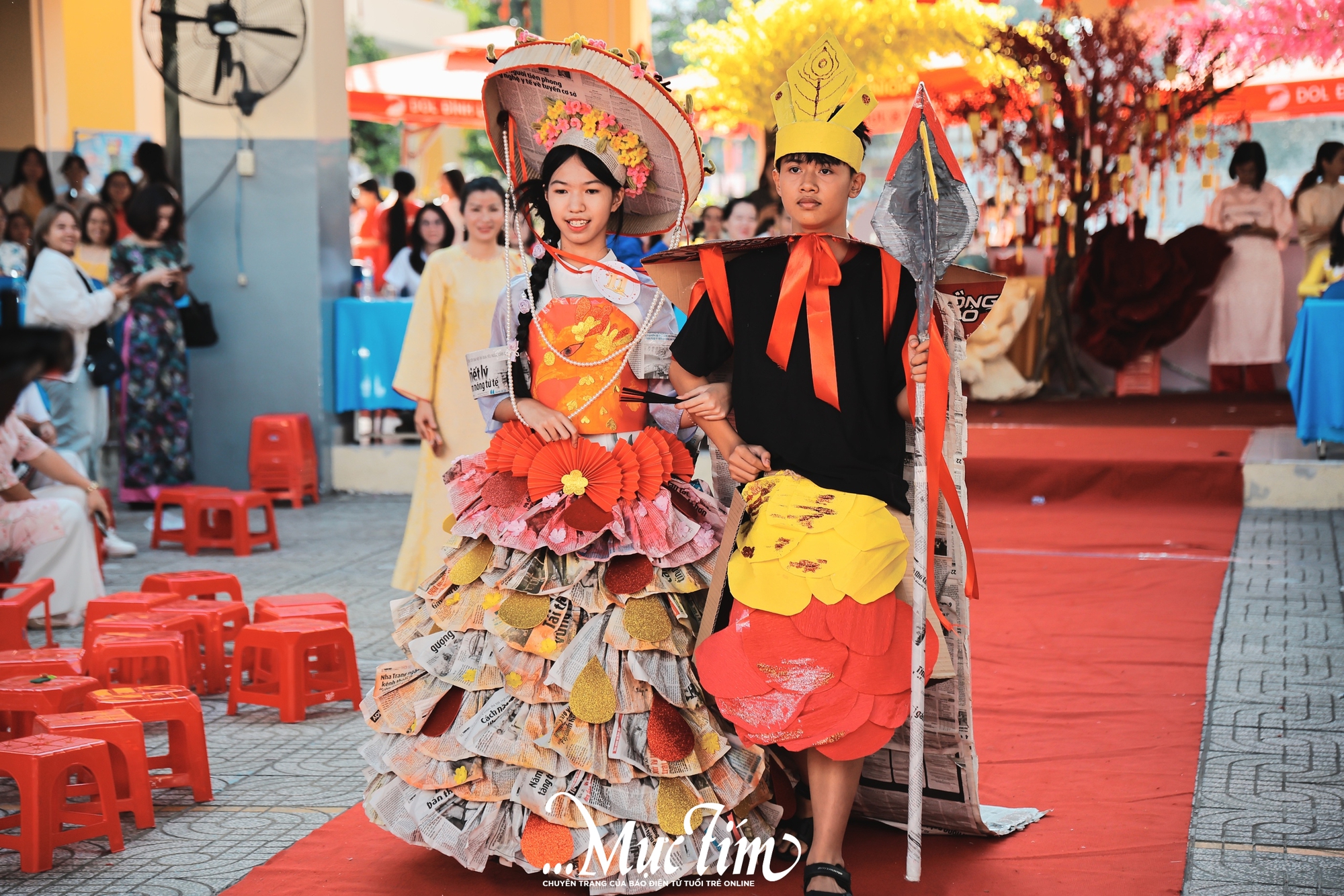 Sàn diễn thời trang tái chế gây chú ý Hội xuân Trường THCS Lương Định Của- Ảnh 1.