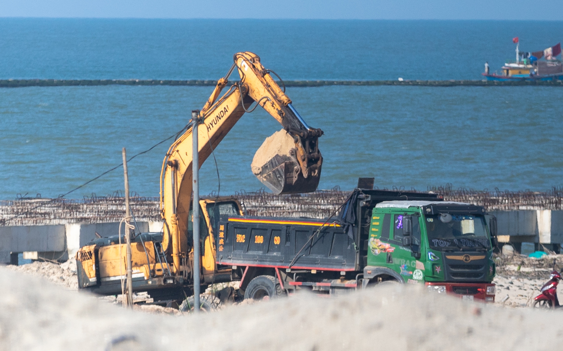 Quảng Trị điều tra dự án cảng CFG nghi vận chuyển cát trái phép