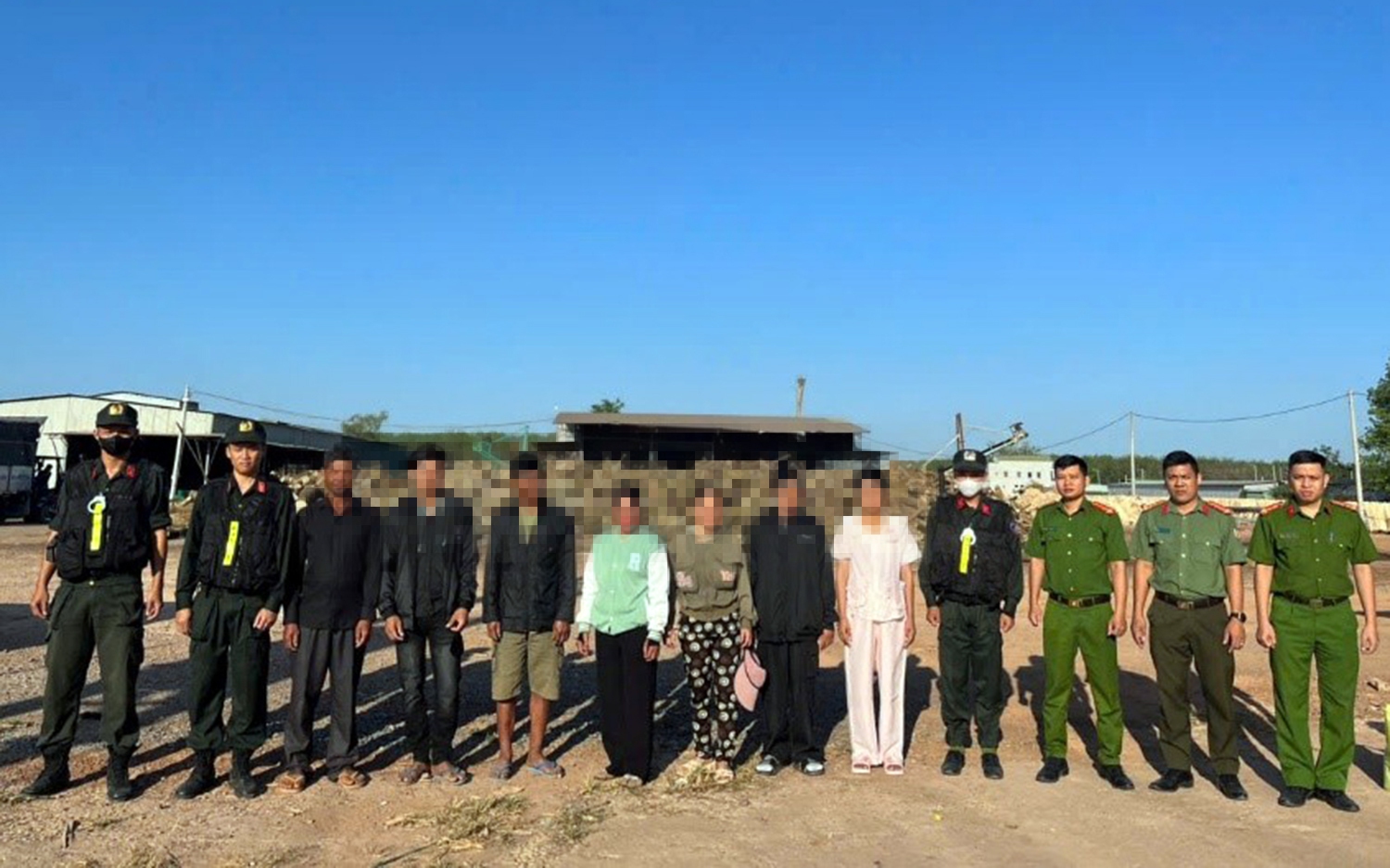 Đồng Nai trao trả 7 công dân Campuchia lao động trái phép, phạt 138 triệu đồng