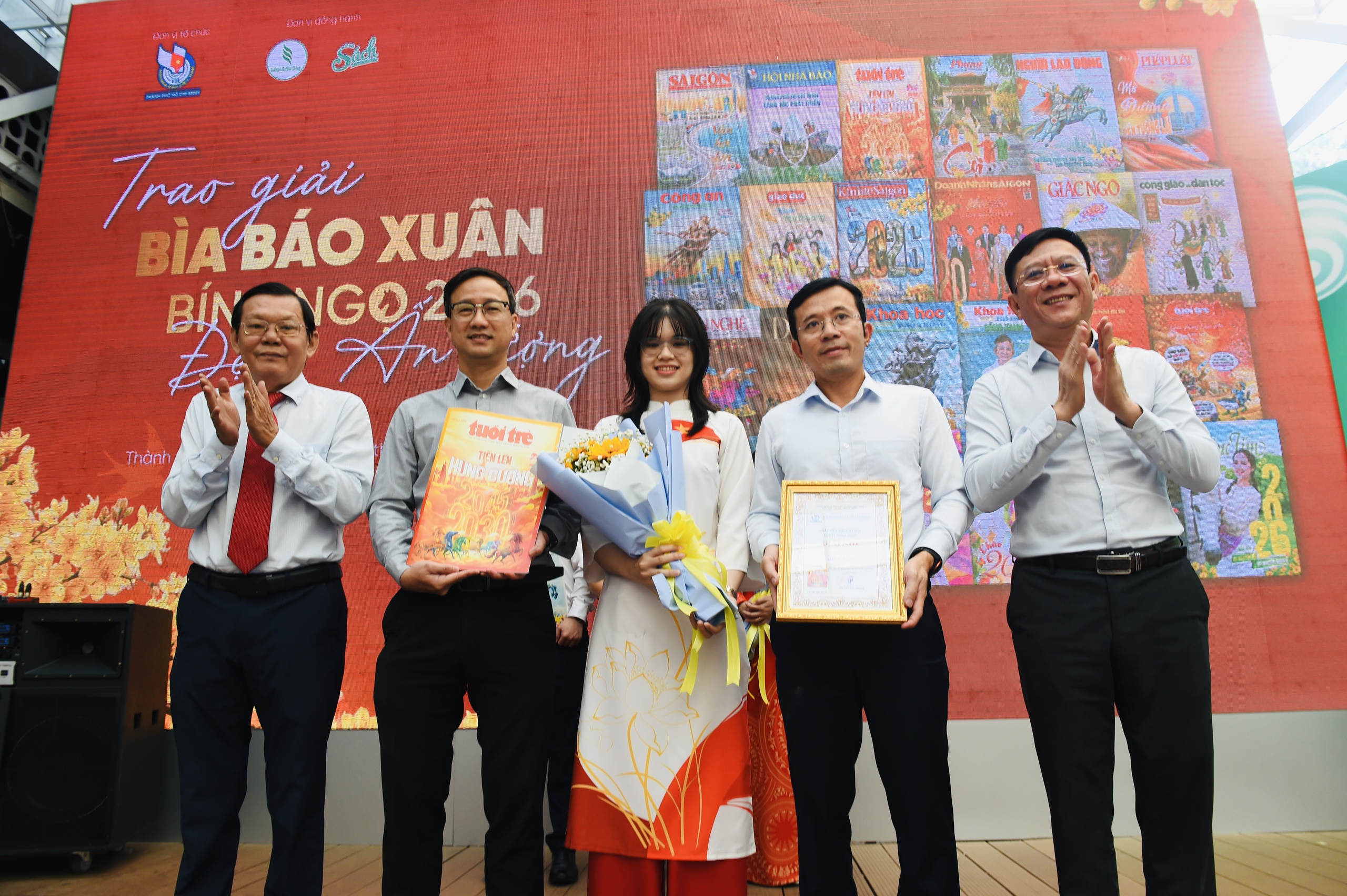 Giai phẩm Tuổi Trẻ 'Tiến lên hùng cường' đoạt giải nhì bìa báo Xuân Bính Ngọ 2026 - Ảnh 1.